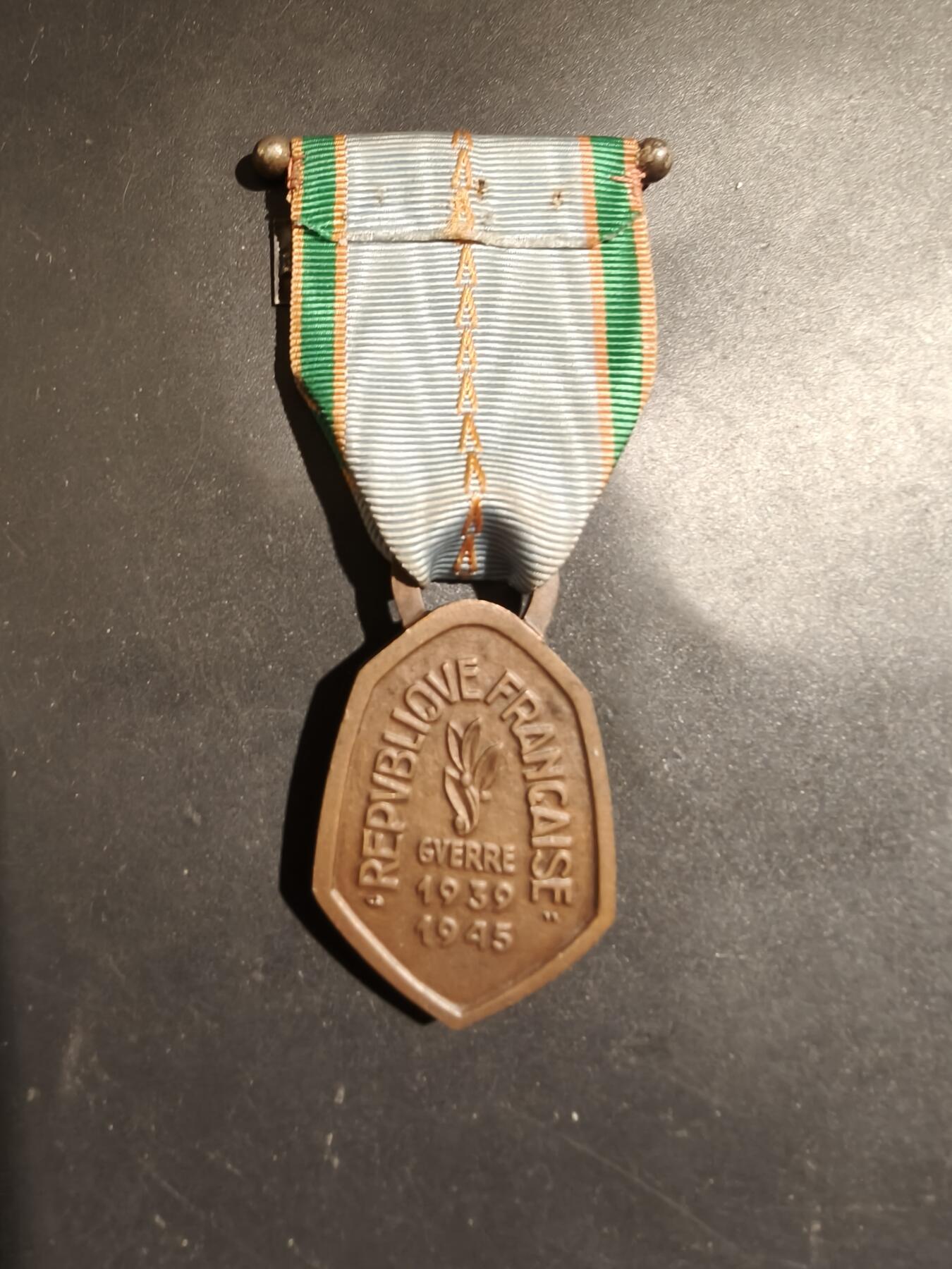 老王徽章第183期 法国二战纪念章    解放勋条