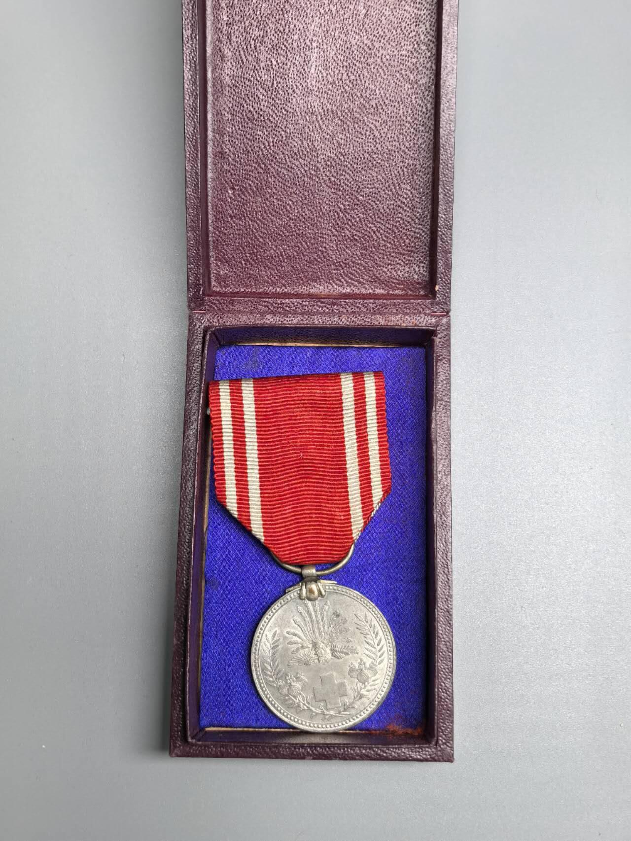 小驴勋章奖章收藏2月22日周日晚六点拍卖（珍爱和平，收藏战争，铭记历史，勿忘国耻，忠党爱国。有偿代拍，送拍规则在简介最后，参拍须阅读规则后再参拍，关系到运费包装发货时效真假辨别等关键信息，拍卖时不再发原图，看大图店主微信码在拍卖店铺介绍里） 赤十字社徽章带盒，铝质