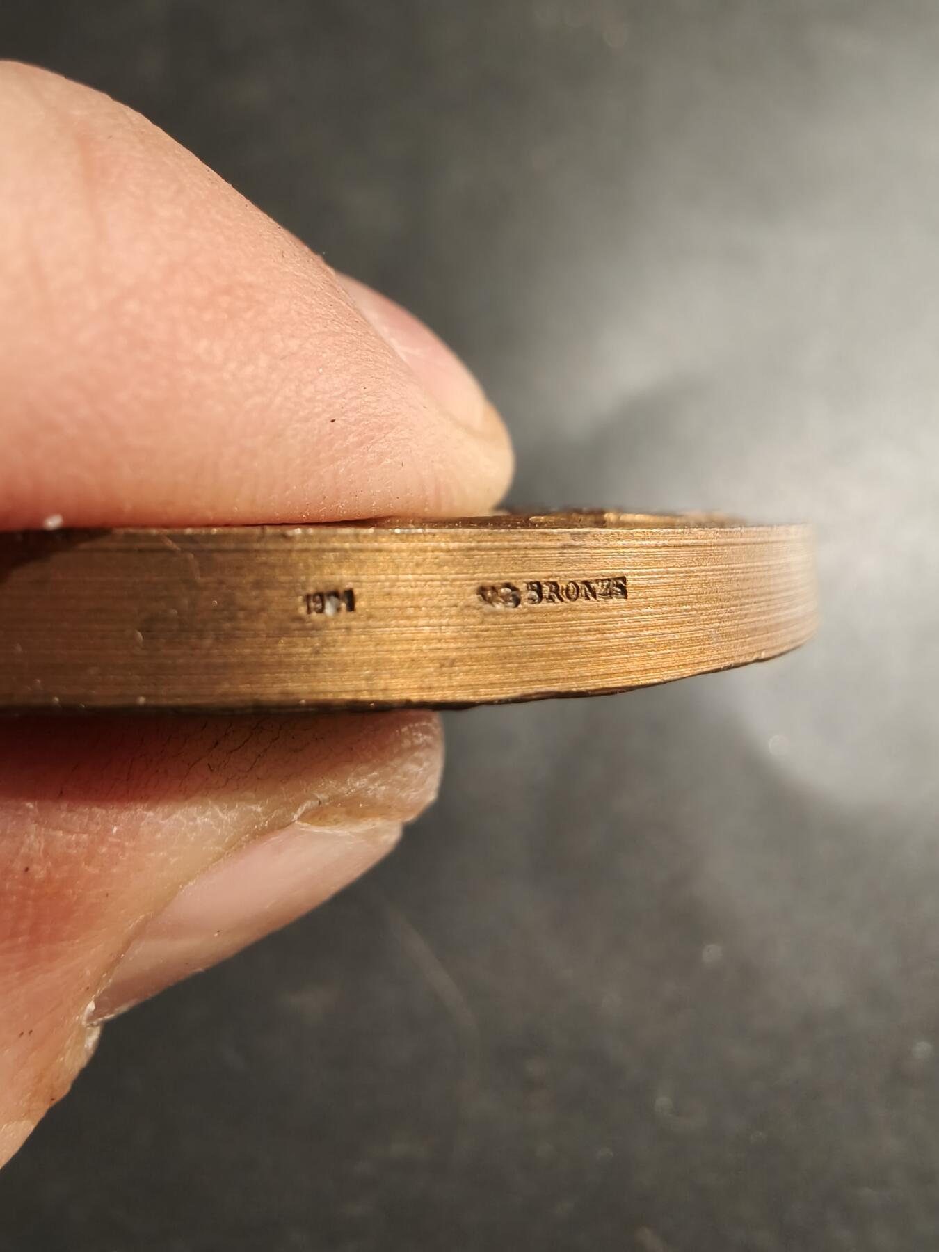 老王徽章第183期 法国艾希罗勒与维伦纽夫市大铜章     直径66mm    重量185.8g