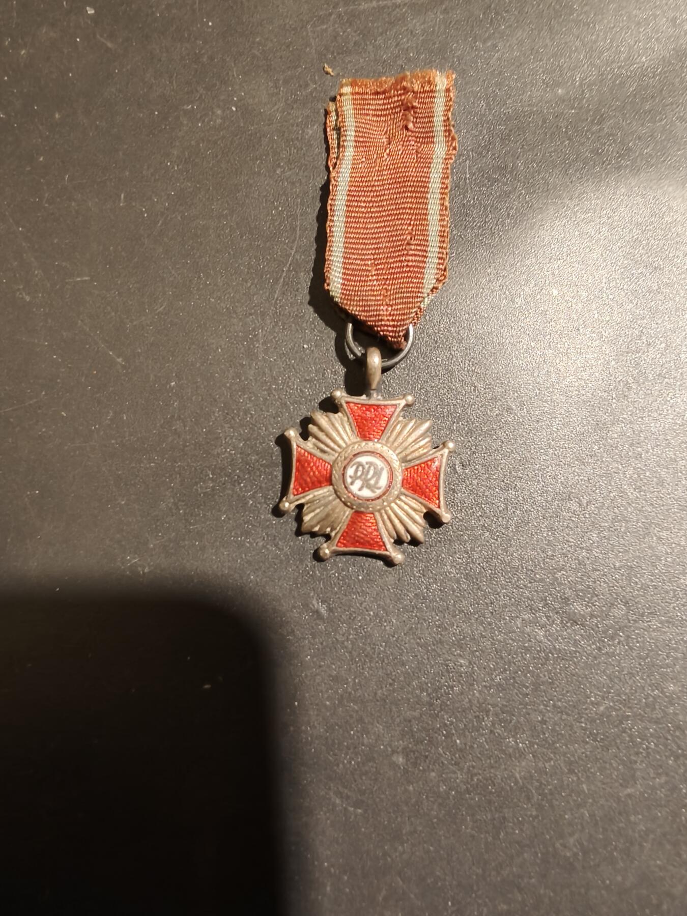 老王徽章第183期 波兰人共银级功绩勋章迷你章