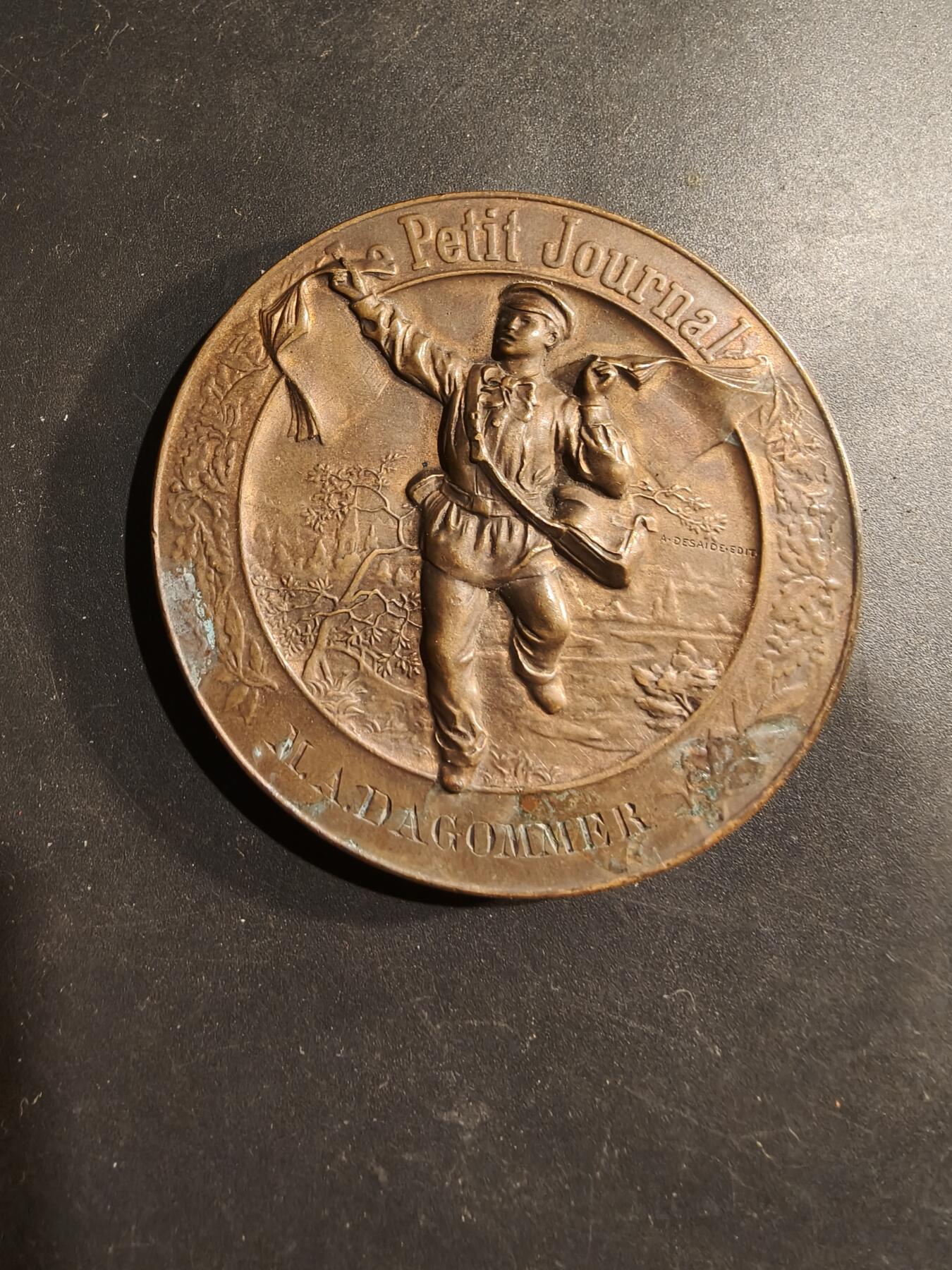 老王徽章第183期 法国1901年《小日报》“智力竞赛与问题大奖赛”大铜章      原盒     直径58mm    重量95.9g