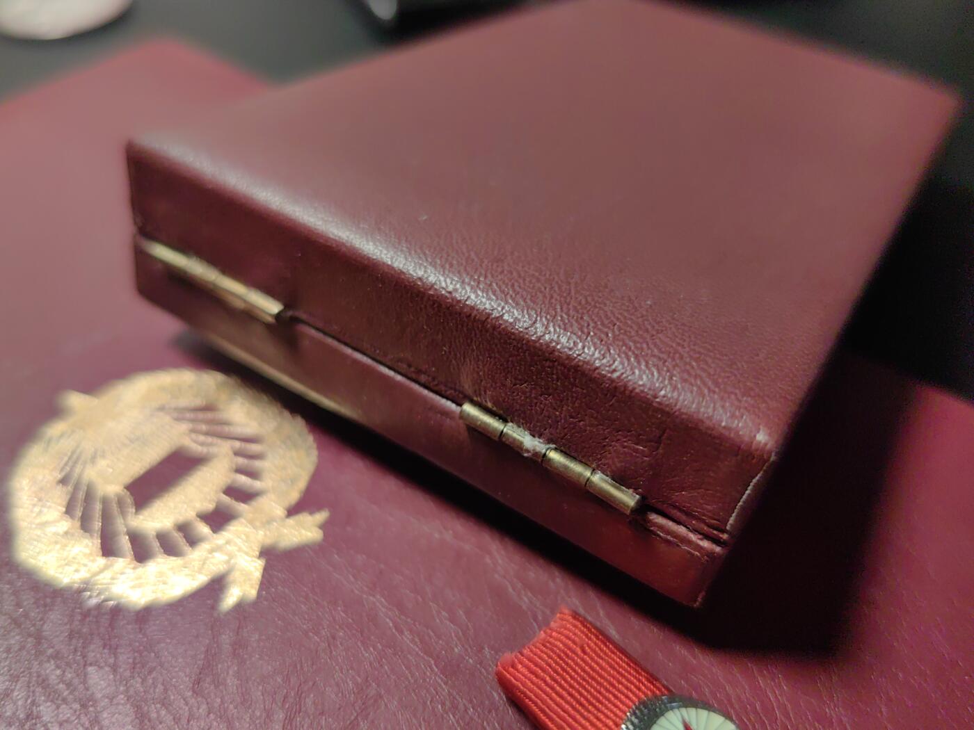 靖甫拍卖第五场 匈牙利银级劳动勋章 女博士得主 原盒略豪华大证 带个照片