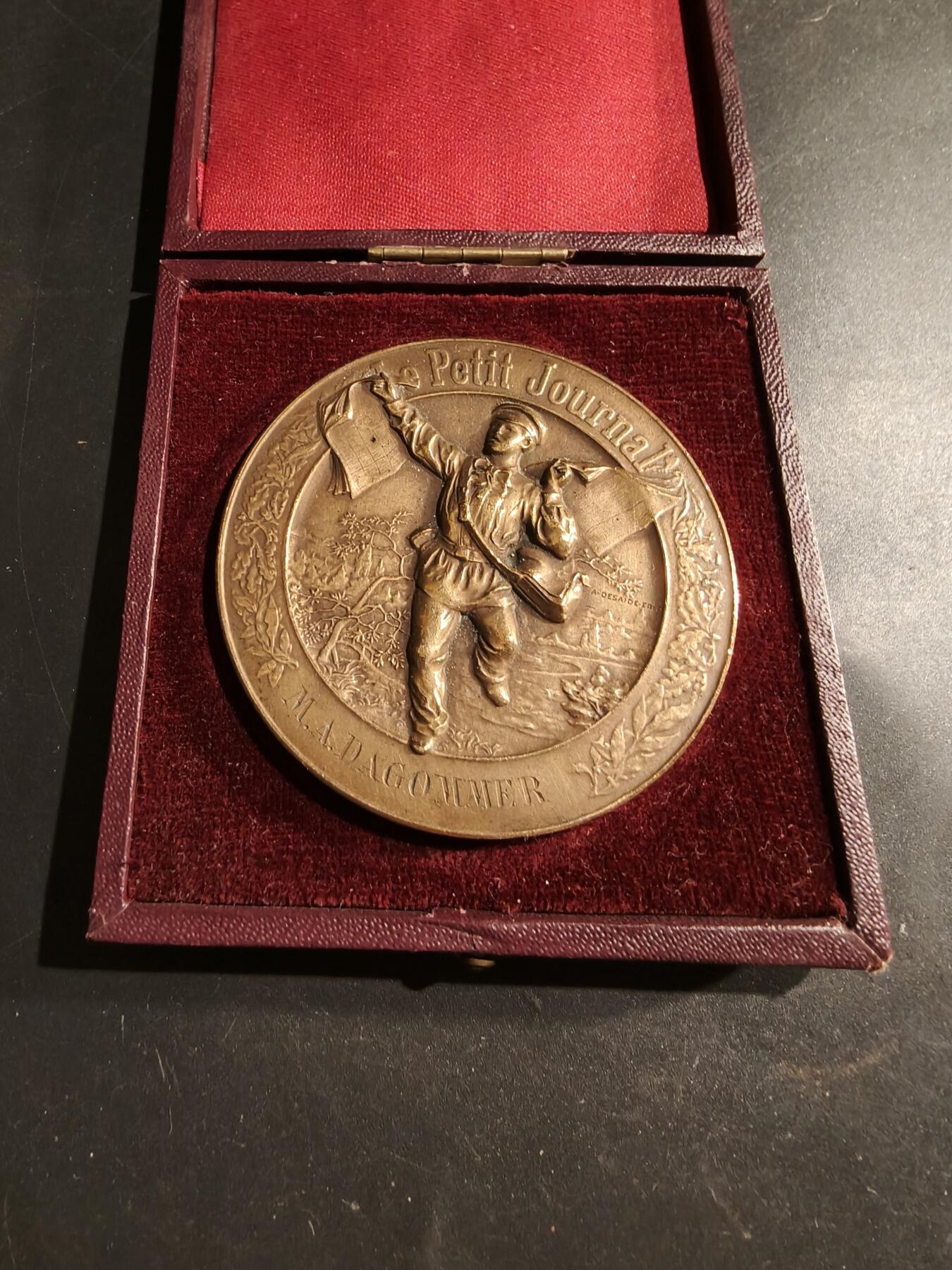 老王徽章第183期 法国1900年《小日报》“智力竞赛与问题大奖赛”大铜章      原盒，盒子连接处松动     直径58mm    重量101.7g