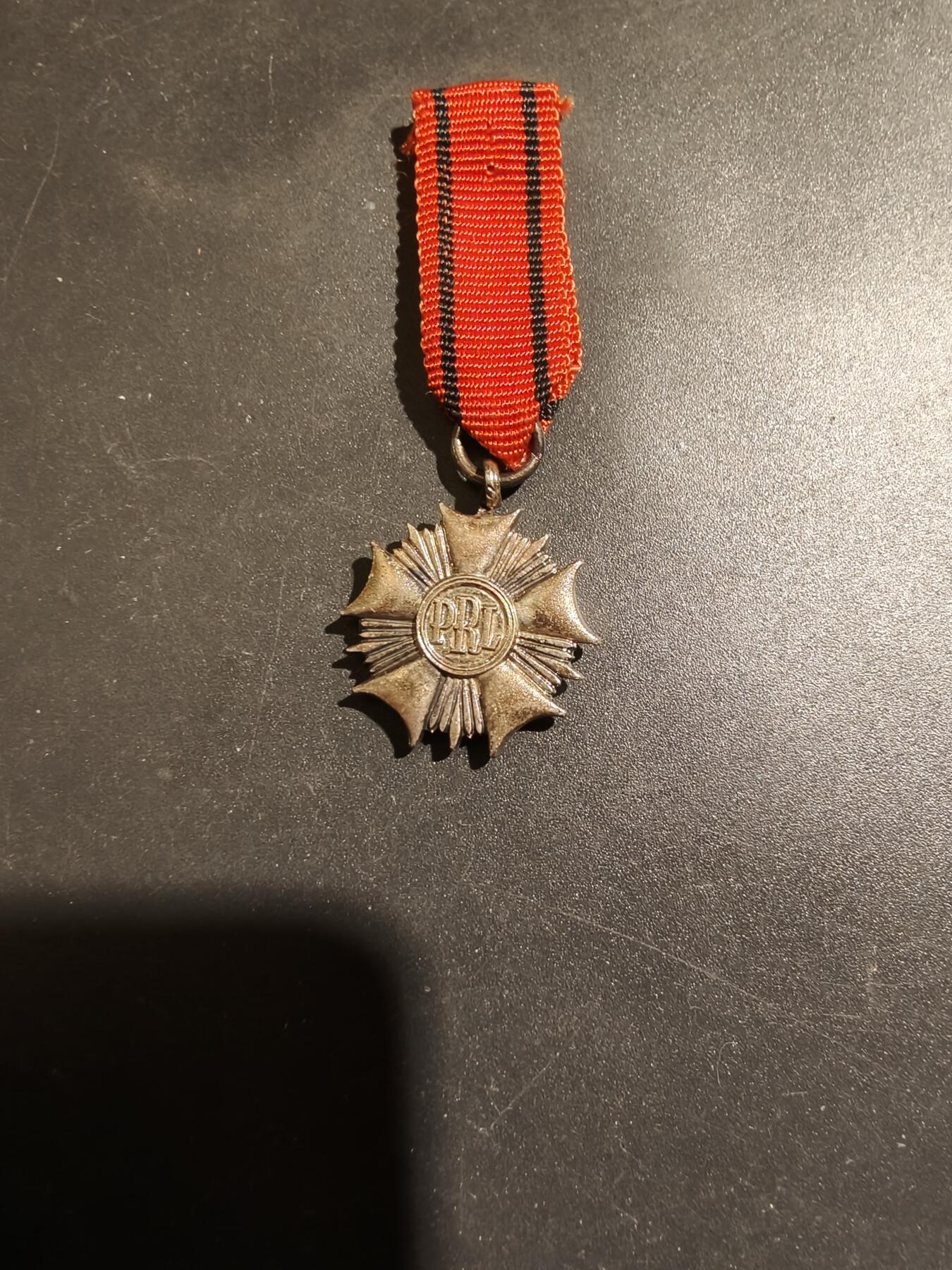 老王徽章第183期 波兰人共劳动红旗勋章迷你章