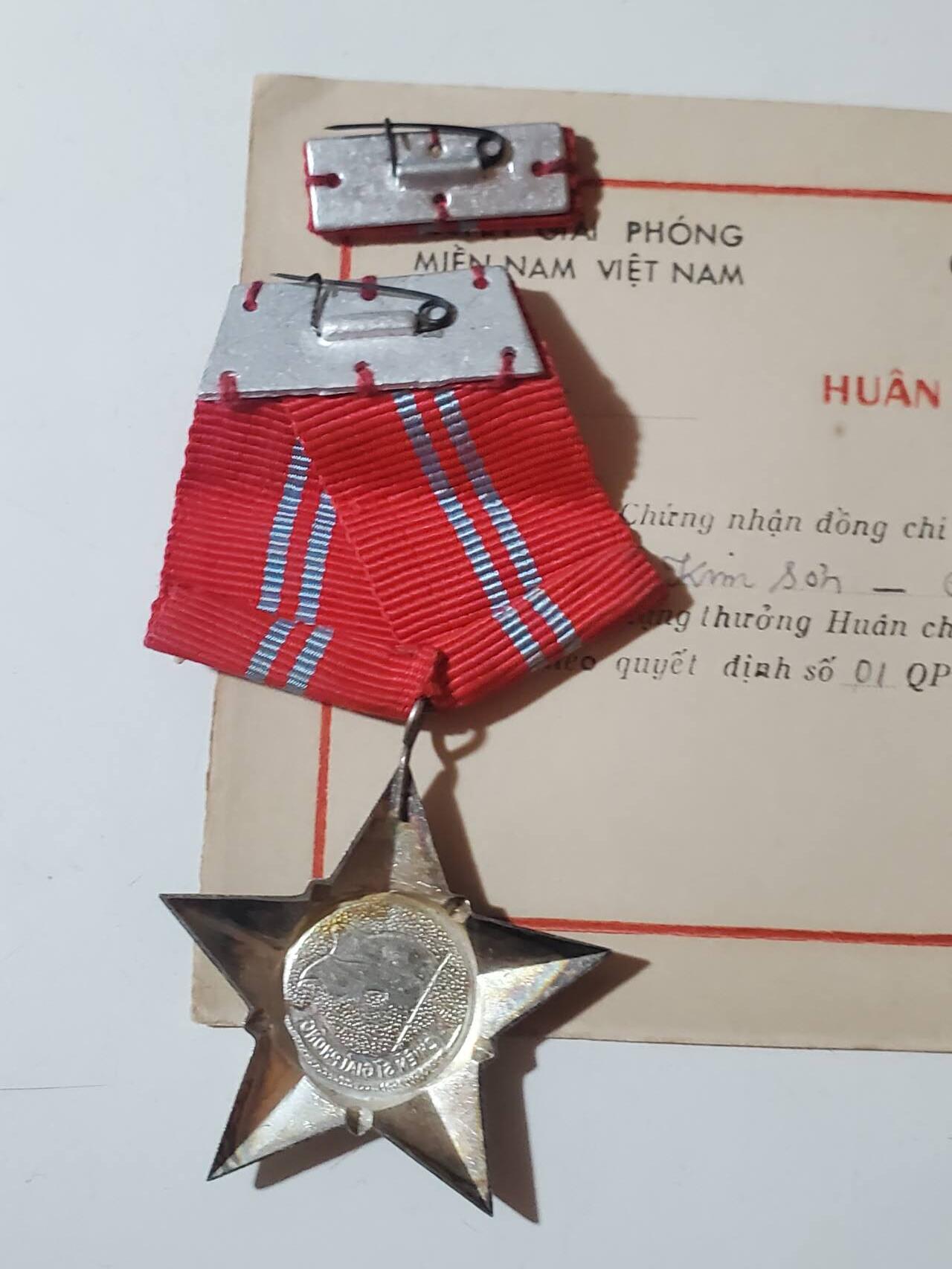 韵星假日军品类拍卖第42期 -- Rimey Holidays Militaria Auction 42 越南南方（越共）共和国二级解放战士勋章带证 带一二三级证 早期白铜版本 越战战时