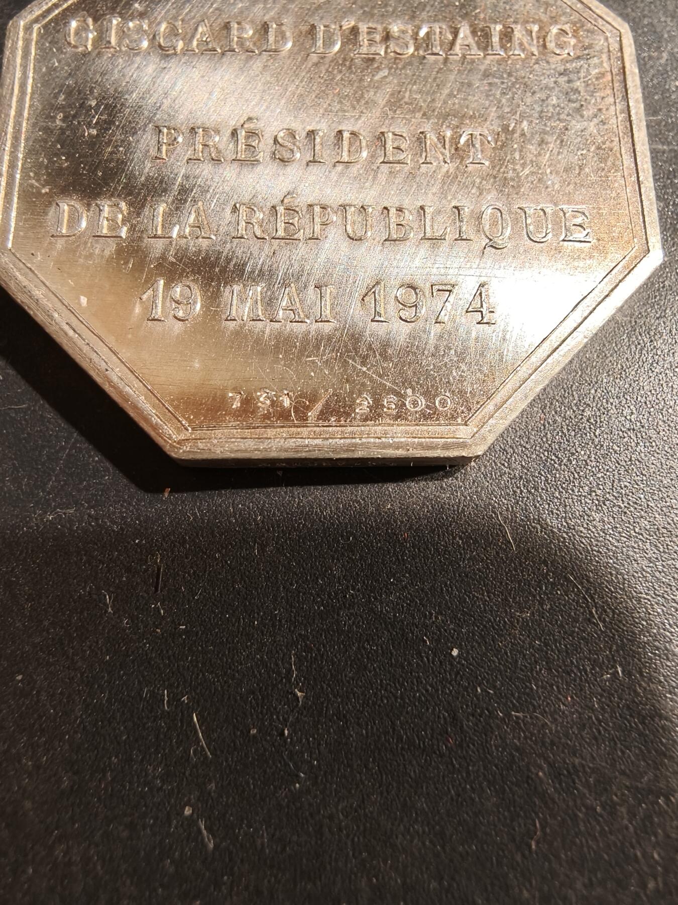 老王徽章第183期 法国1974年瓦莱里·吉斯卡尔·德斯坦当选总统纪念银八角章      950银     共2500枚，该枚编号731        直径32mm    重量21.3g