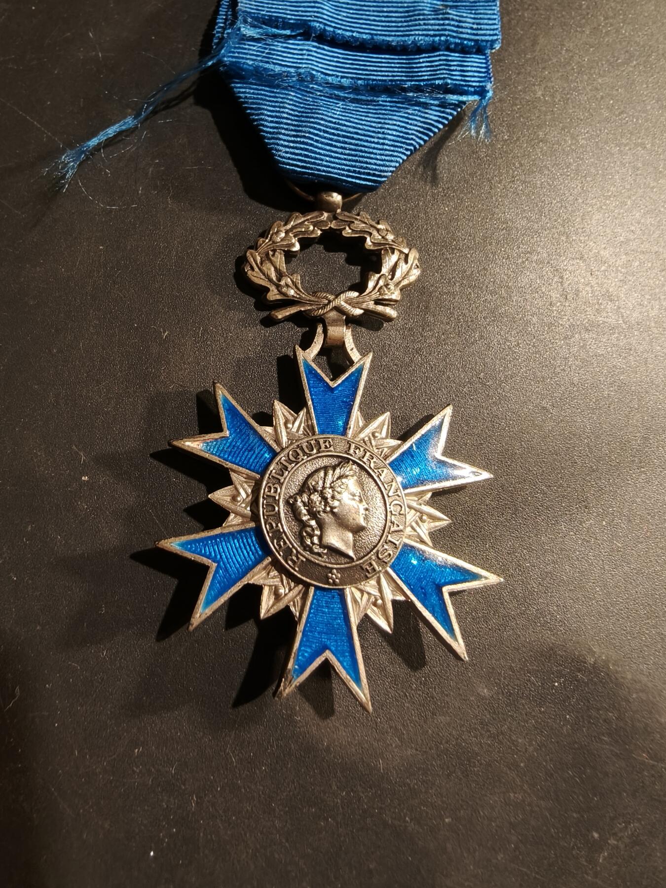 老王徽章第183期 法国骑士级国家功勋勋章    原盒     早期950银质珐琅     24.1g