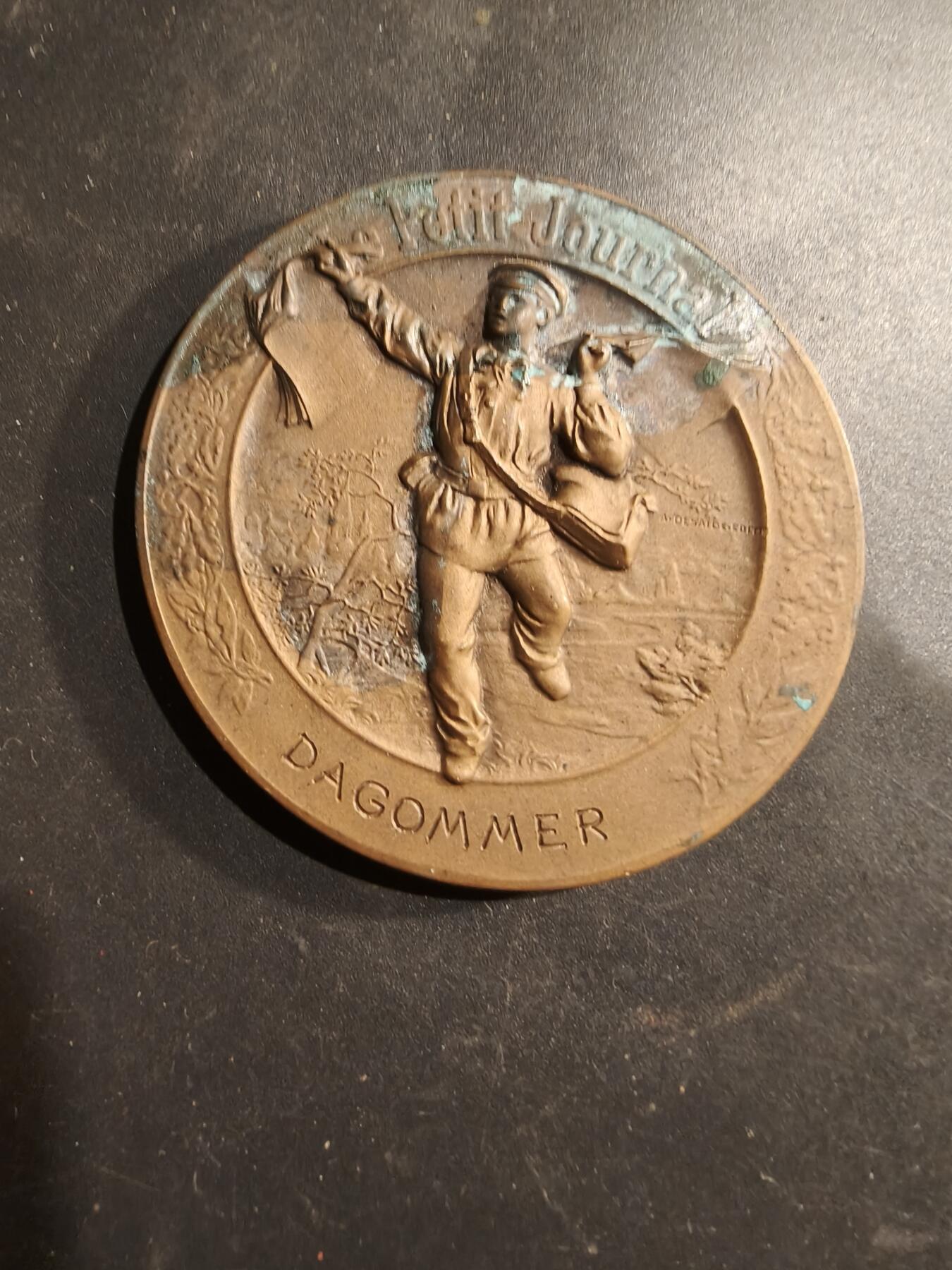 老王徽章第183期 法国1906年《小日报》“智力竞赛与问题大奖赛”大铜章      原盒，盒子卡扣不严     直径58mm    重量83.4g