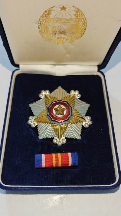 东亚勋章徽章主题拍卖8（120件） - 朝鲜二级国旗（带盒带略