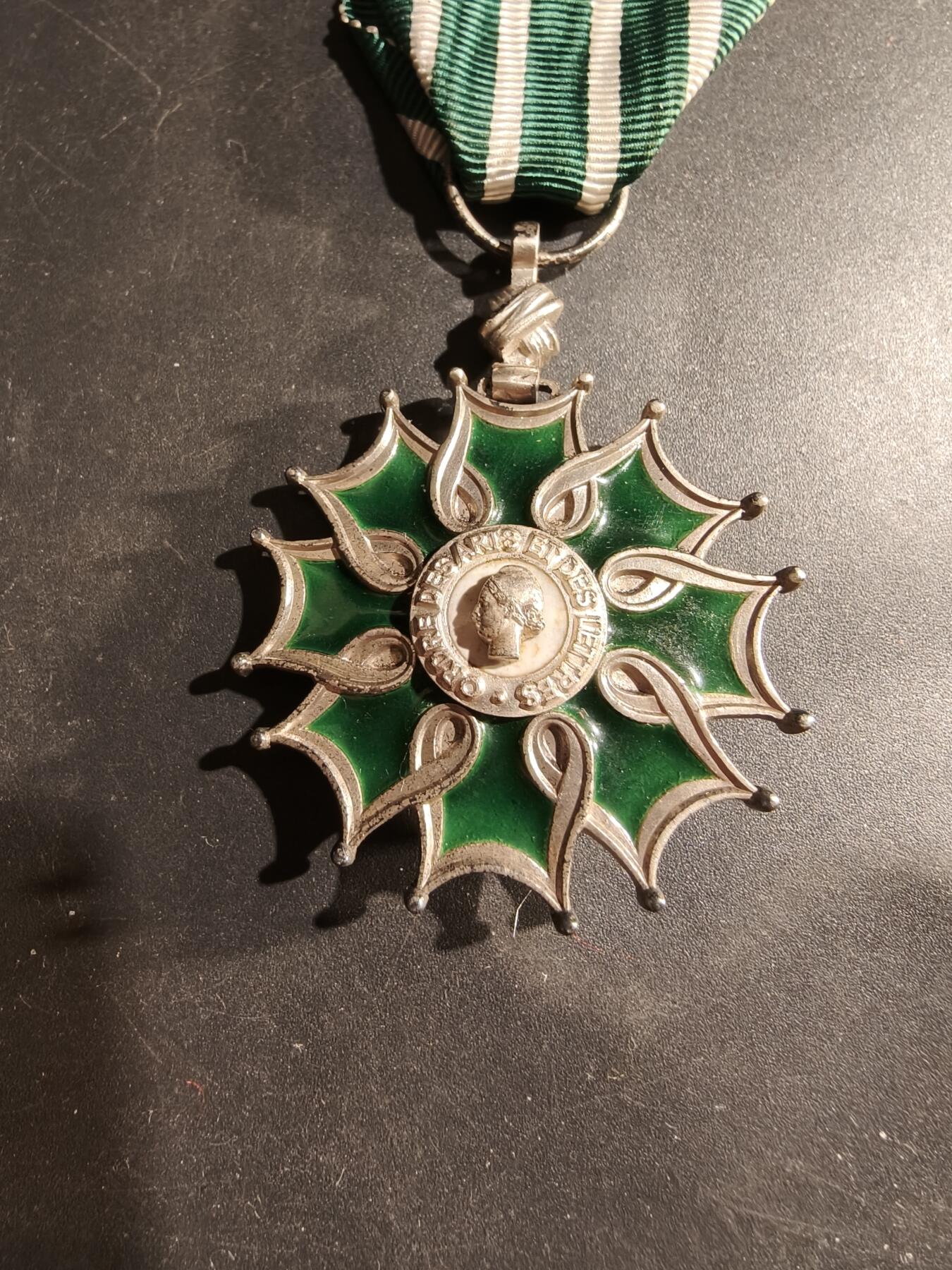 老王徽章第183期 法国骑士级文学艺术勋章    第一版950银质珐琅     原盒