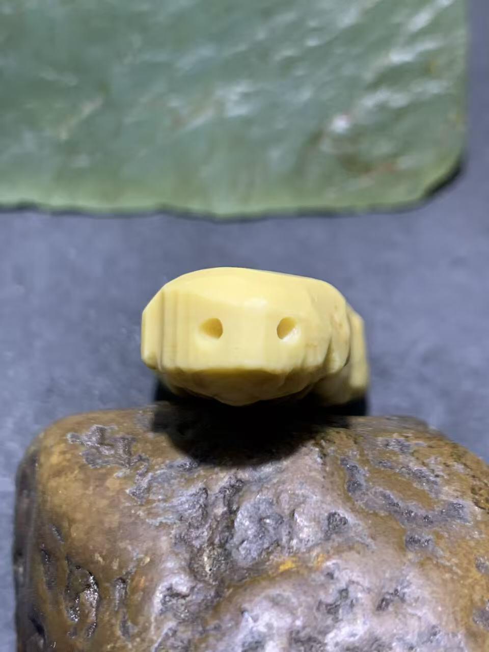 精美高玉化金膏玉雕刻宝宝佛吊坠一个