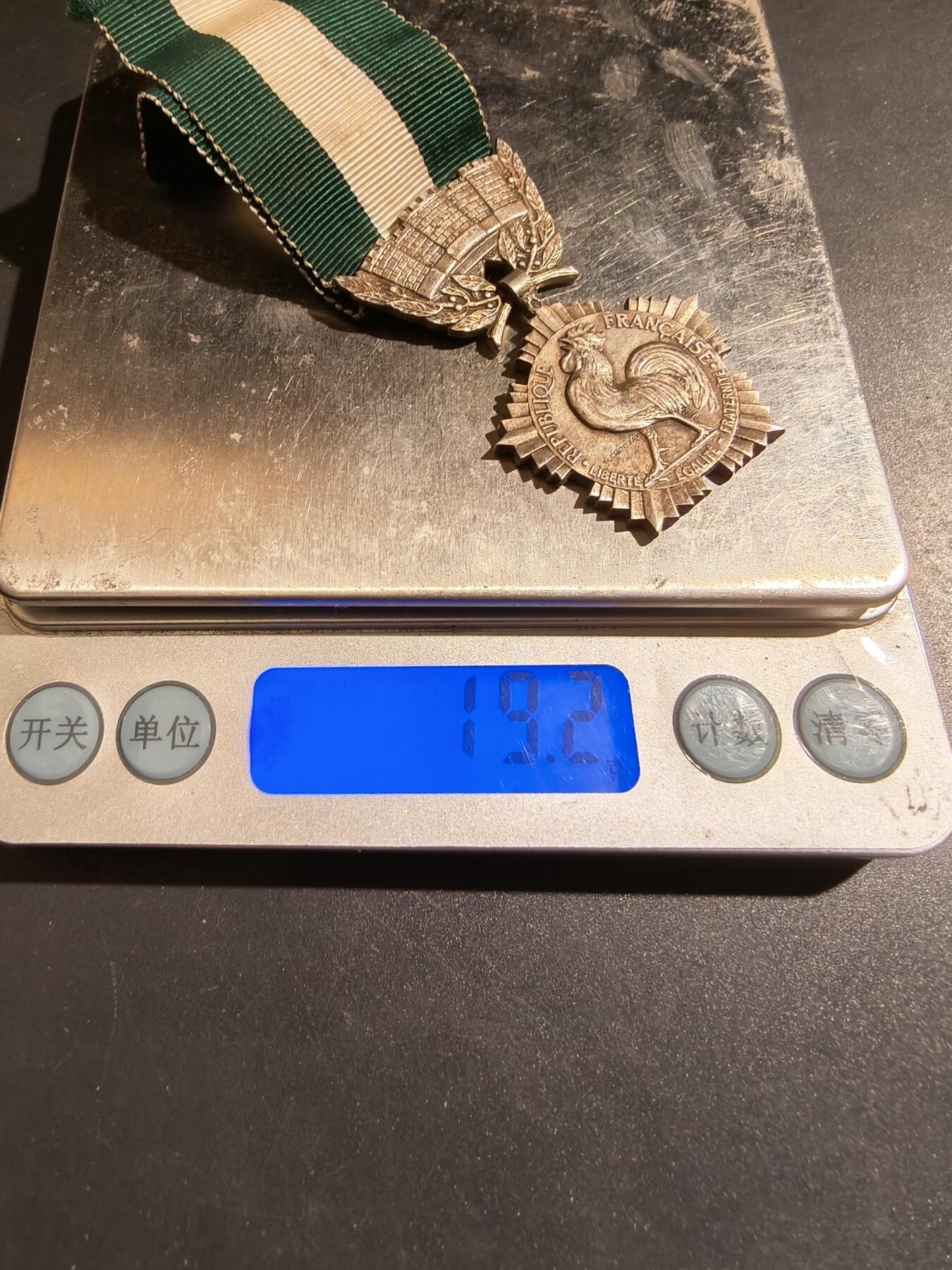 老王徽章第183期 法国银级地方嘉奖奖章    螃蟹银标     19.2g