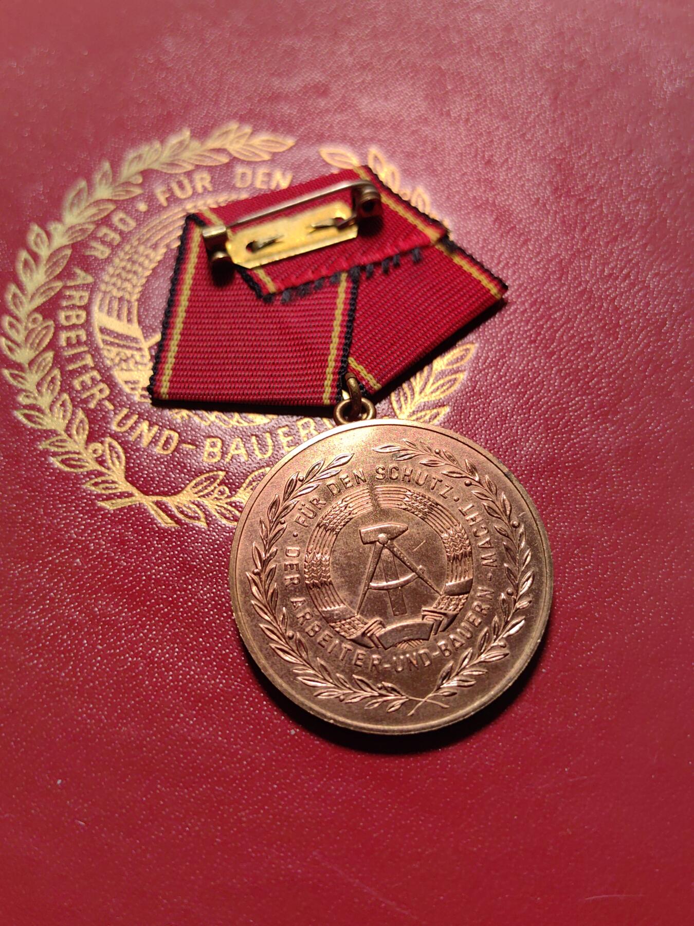 靖甫拍卖第五场 东德人民军功绩奖章带证