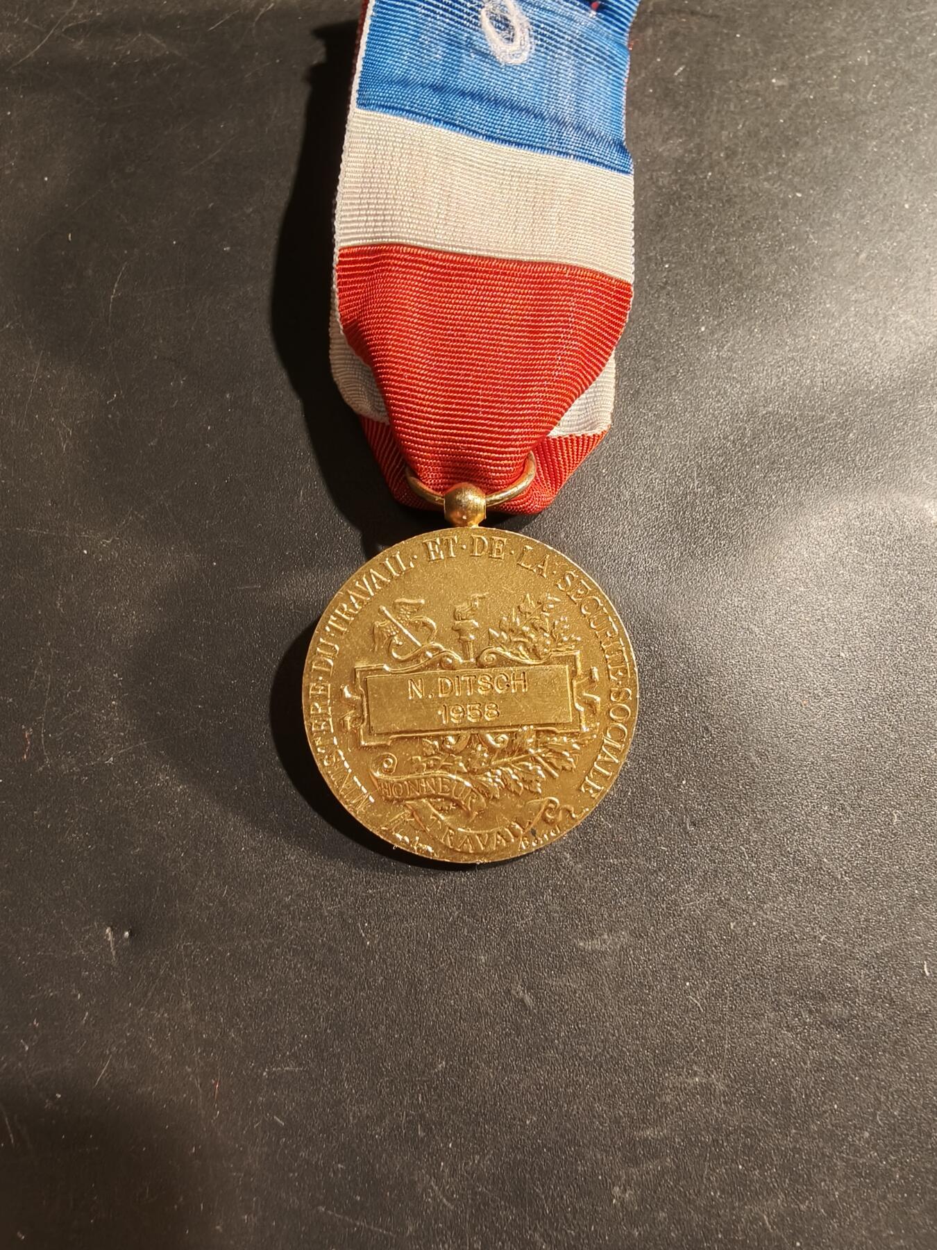 老王徽章第183期 法国金级劳工奖章    950银镀金   1958年实发   金花环勋饰   13.3g