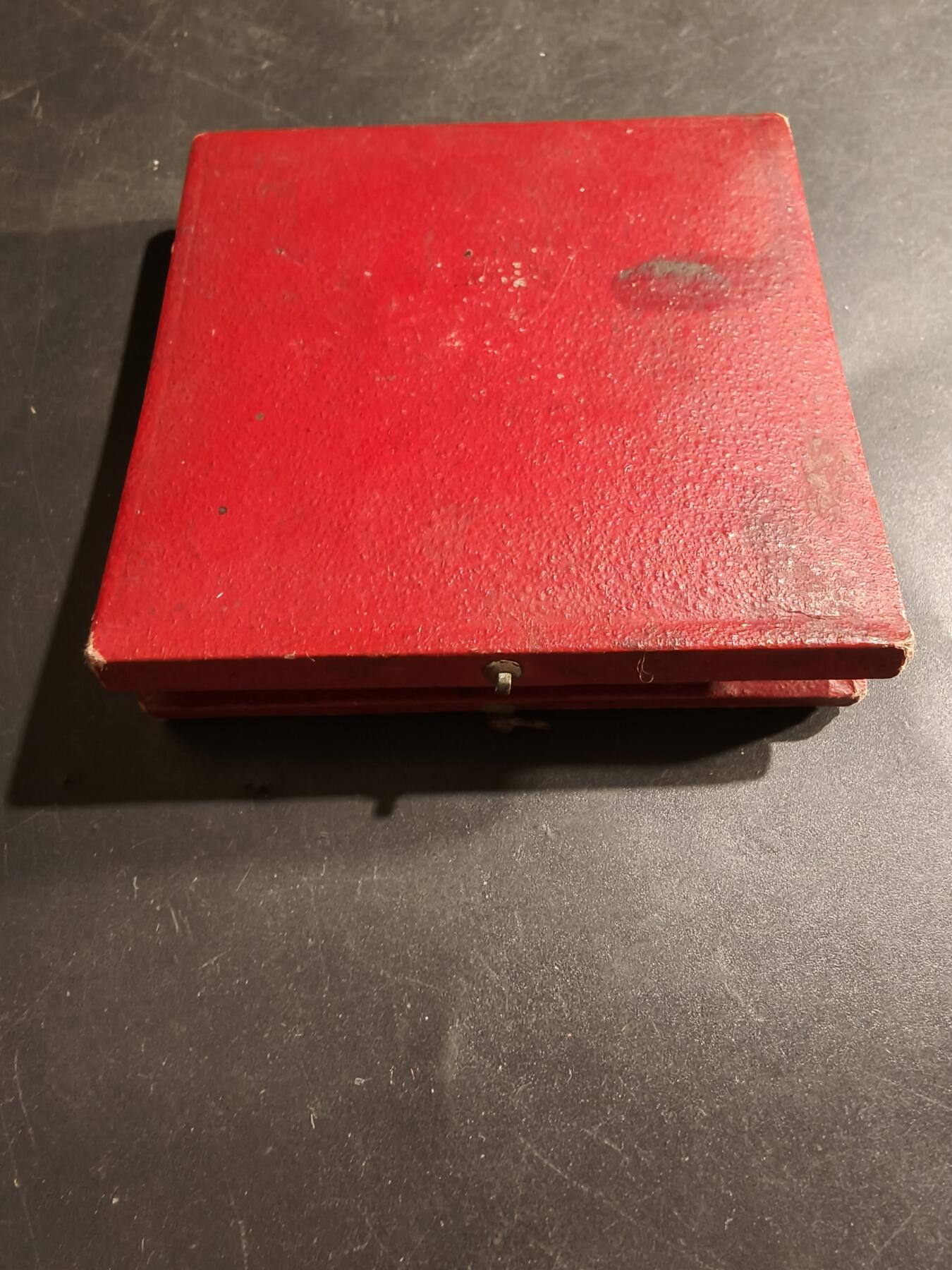 老王徽章第183期 法国1907年《小日报》“智力竞赛与问题大奖赛”大铜章      原盒，盒子卡扣不严     直径58mm    重量85.6g 