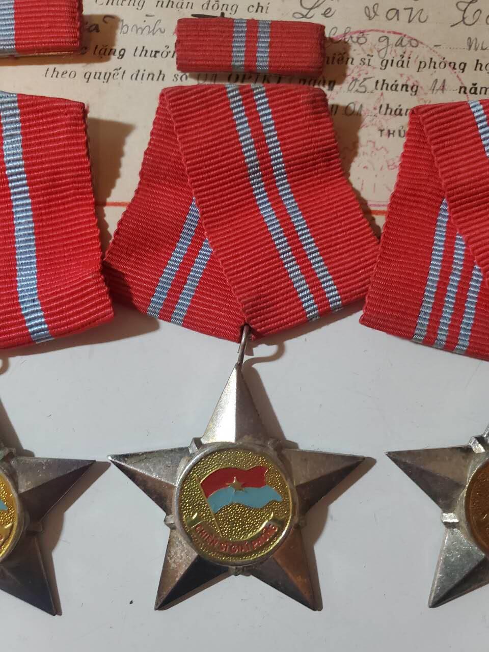 韵星假日军品类拍卖第42期 -- Rimey Holidays Militaria Auction 42 越南南方共和国（越共）一二三级别解放战士勋章带证略一套 证书上为1、2、3级一套总体记录 均为白铜镀银战时版本 2、3等级带略 