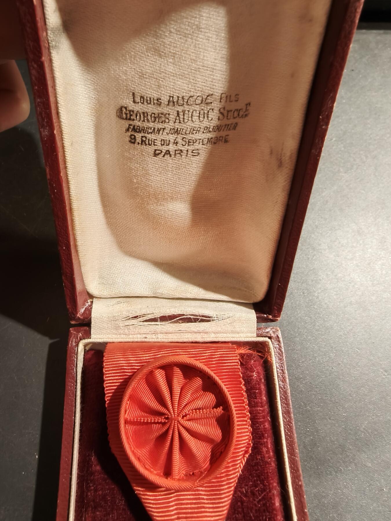 老王徽章第183期 法国军官级荣誉军团勋章    原盒    三共时期    银镀金珐琅