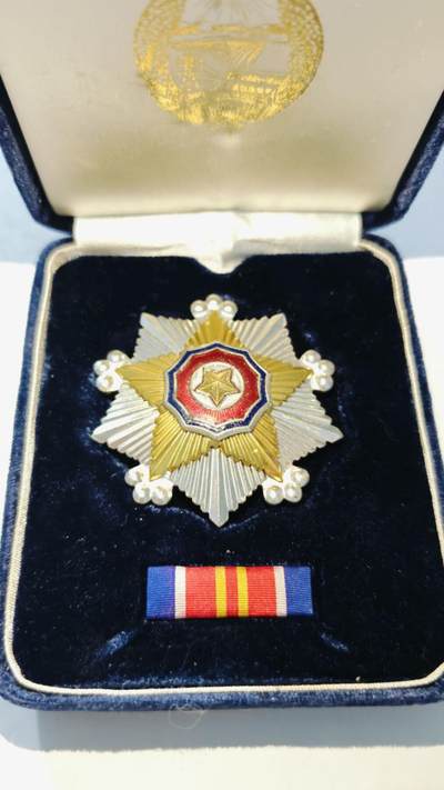 东亚勋章徽章主题拍卖8（120件） - 朝鲜二级国旗（带盒带略