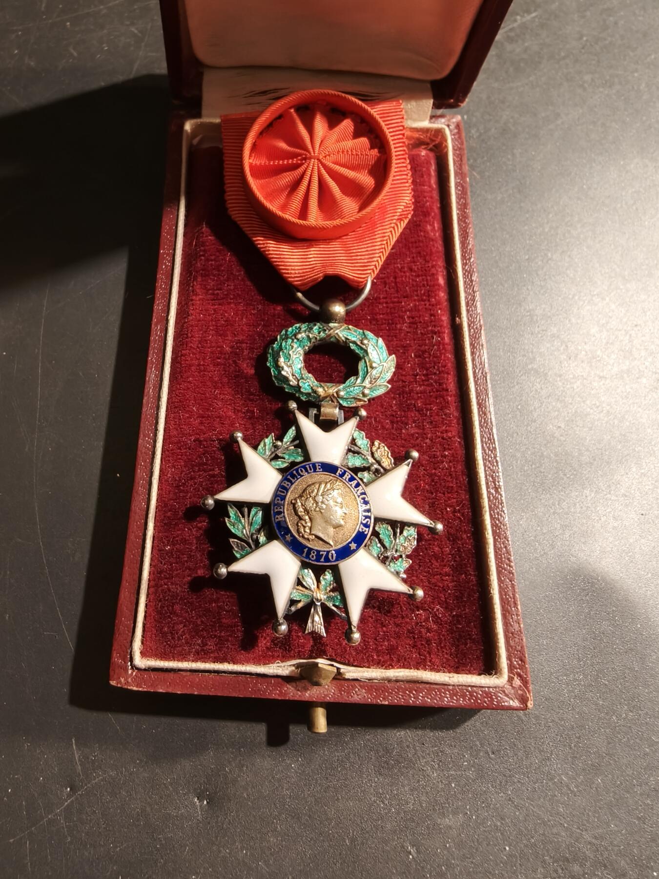 老王徽章第183期 法国军官级荣誉军团勋章    原盒    三共时期    银镀金珐琅