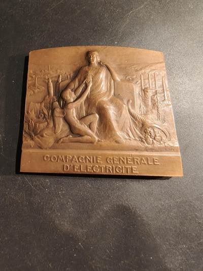老王徽章第183期 - 法国通用电力公司方形大铜章     B.LIn作品     尺寸68×62mm     重量195g