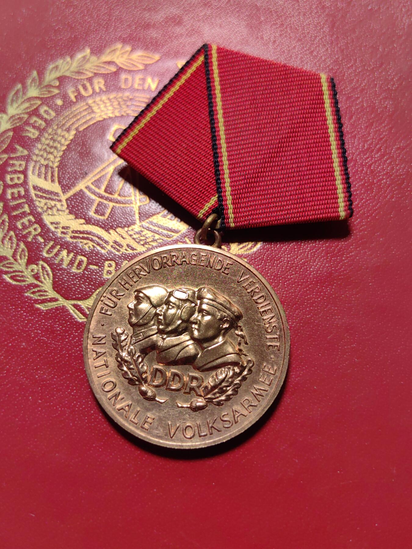 靖甫拍卖第五场 东德人民军功绩奖章带证