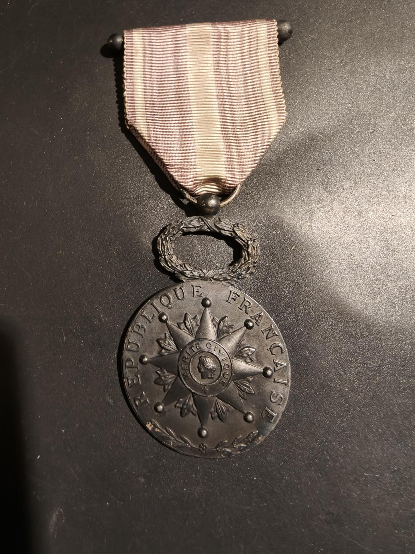 老王徽章第183期 法国银级公民之星奖章    950银    24.3g