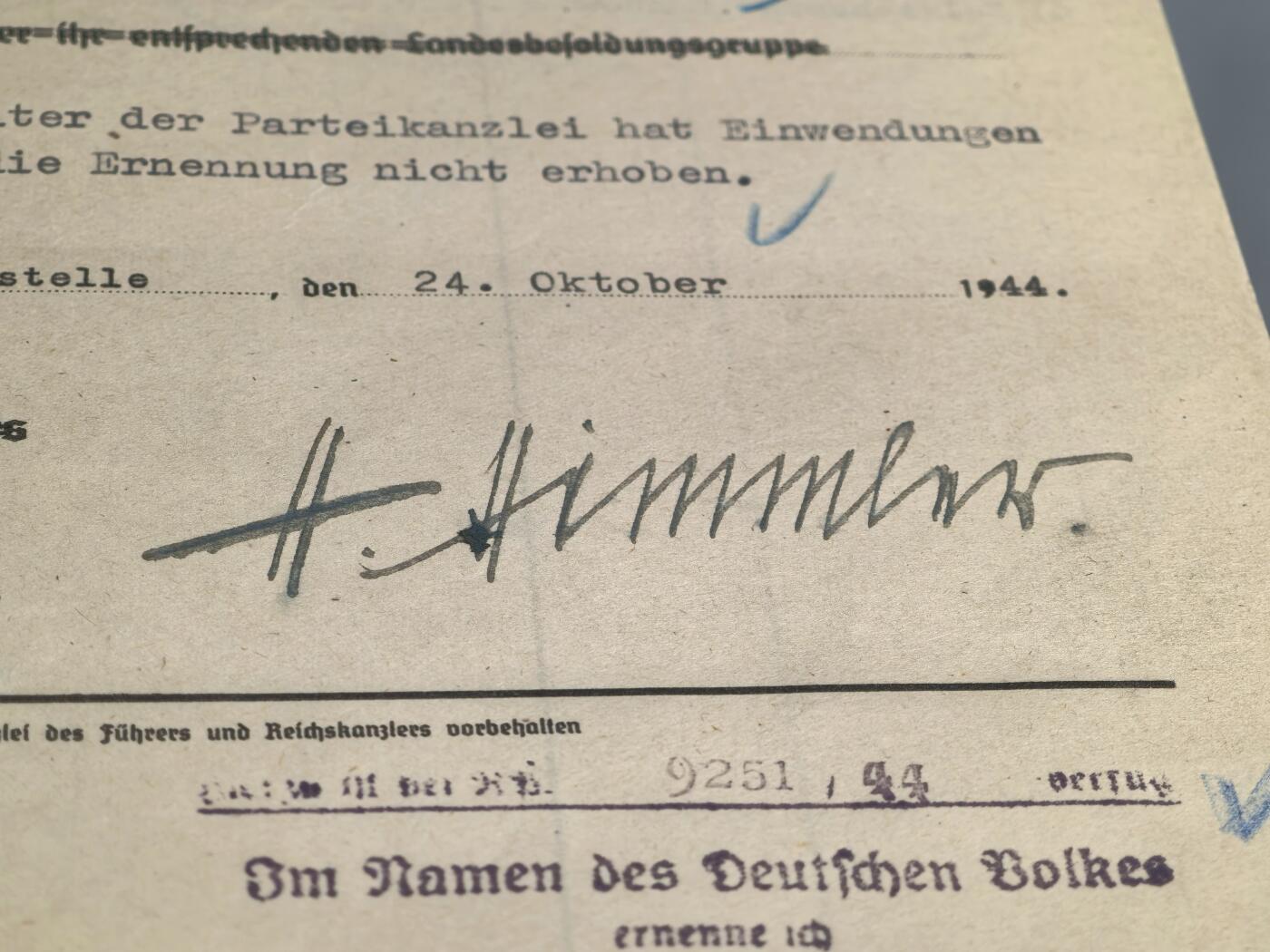 小驴勋章奖章收藏2月22日周日晚六点拍卖（珍爱和平，收藏战争，铭记历史，勿忘国耻，忠党爱国。有偿代拍，送拍规则在简介最后，参拍须阅读规则后再参拍，关系到运费包装发货时效真假辨别等关键信息，拍卖时不再发原图，看大图店主微信码在拍卖店铺介绍里） SS一把手希姆莱亲签的盖世太保 (Geheime Staatspolizei）少校晋升文件，AH不是亲签，A3大小，已请国内外专家都给鉴定过了，放心购买，终身保真，上万的东西
