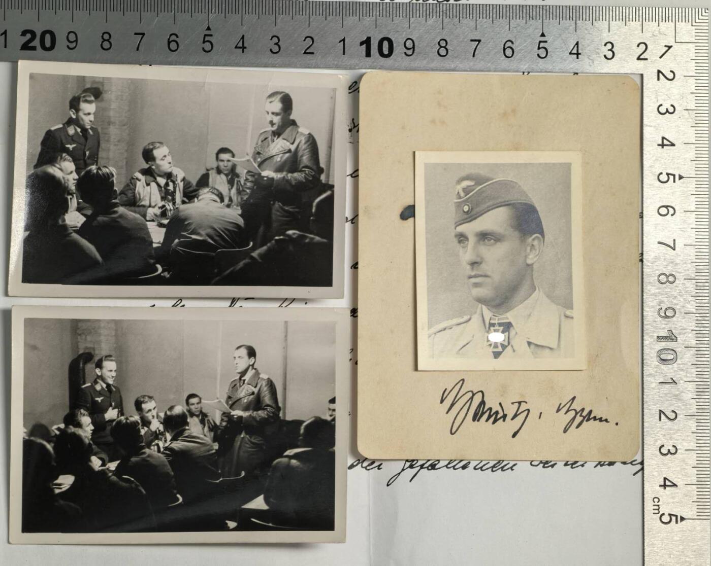 小驴勋章奖章收藏2月22日周日晚六点拍卖（珍爱和平，收藏战争，铭记历史，勿忘国耻，忠党爱国。有偿代拍，送拍规则在简介最后，参拍须阅读规则后再参拍，关系到运费包装发货时效真假辨别等关键信息，拍卖时不再发原图，看大图店主微信码在拍卖店铺介绍里） 德国WWII空军轰炸机王牌、骑士铁十字勋章获得者库尔特．海因茨上尉战时亲签照片1张及战地会议照片2张，复印信件内容为佐证照片是由上尉后人处购得，上尉照片此次第一次在市面上出现（包括战争遗迹网站上也没有上尉的配图）