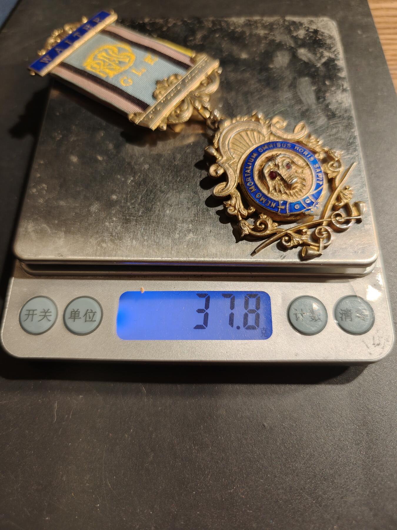 老王徽章第183期 英国共济会奖章    原盒     925银镀金珐琅     37.8g