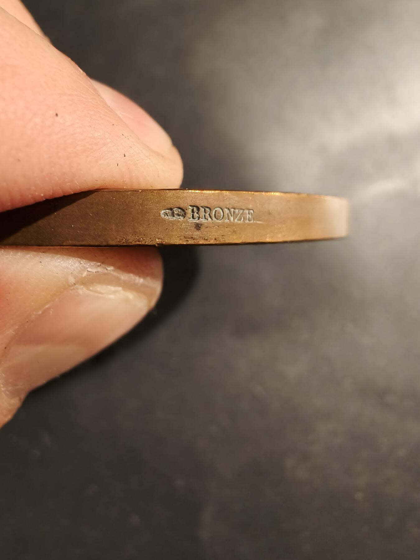 老王徽章第183期 法国1902年《小日报》“智力竞赛与问题大奖赛”大铜章      原盒，盒子无卡扣     直径58mm    重量95g