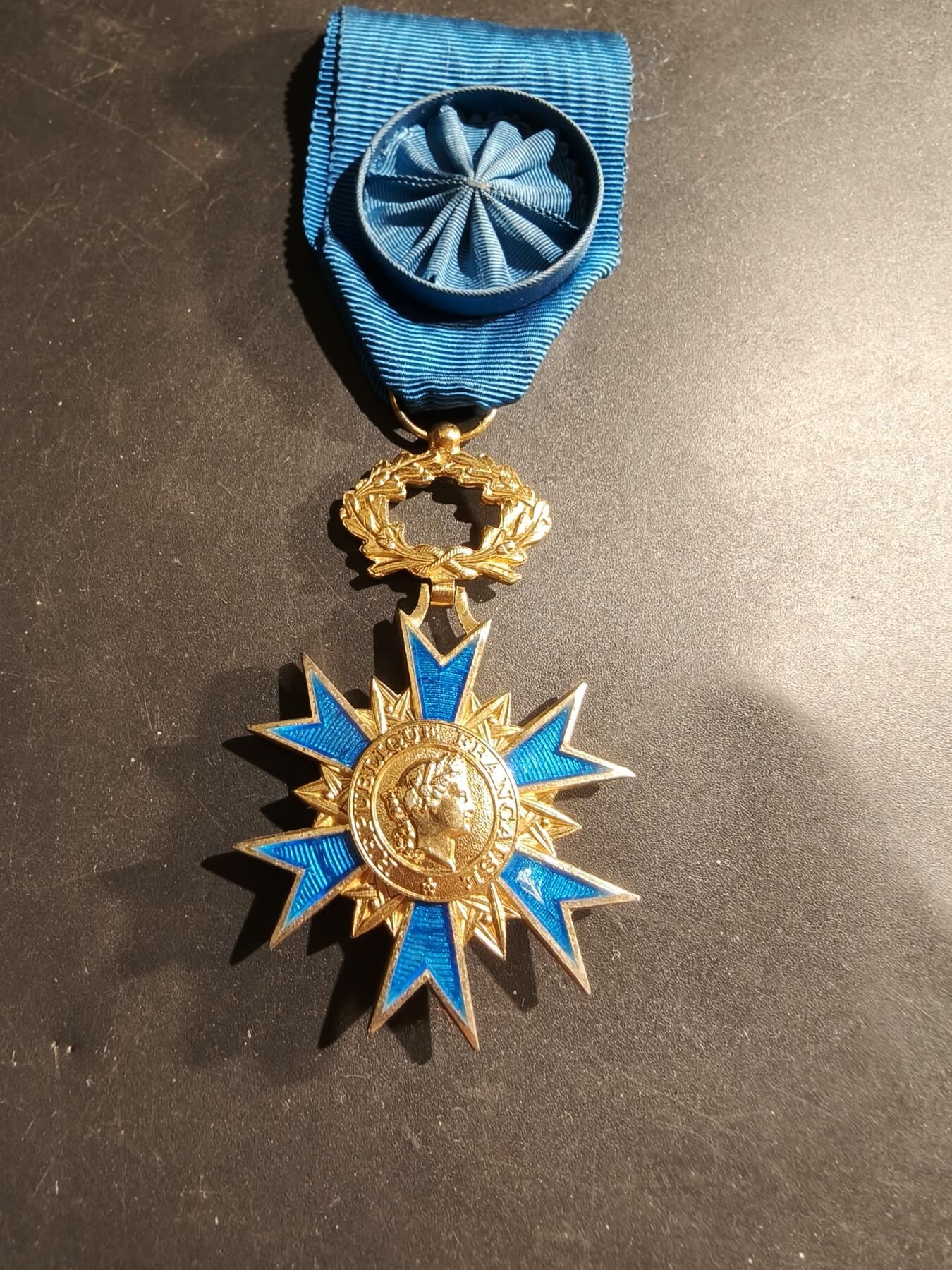 老王徽章第183期 法国军官级国家功勋勋章    原盒    早期950银镀金珐琅     29.2g