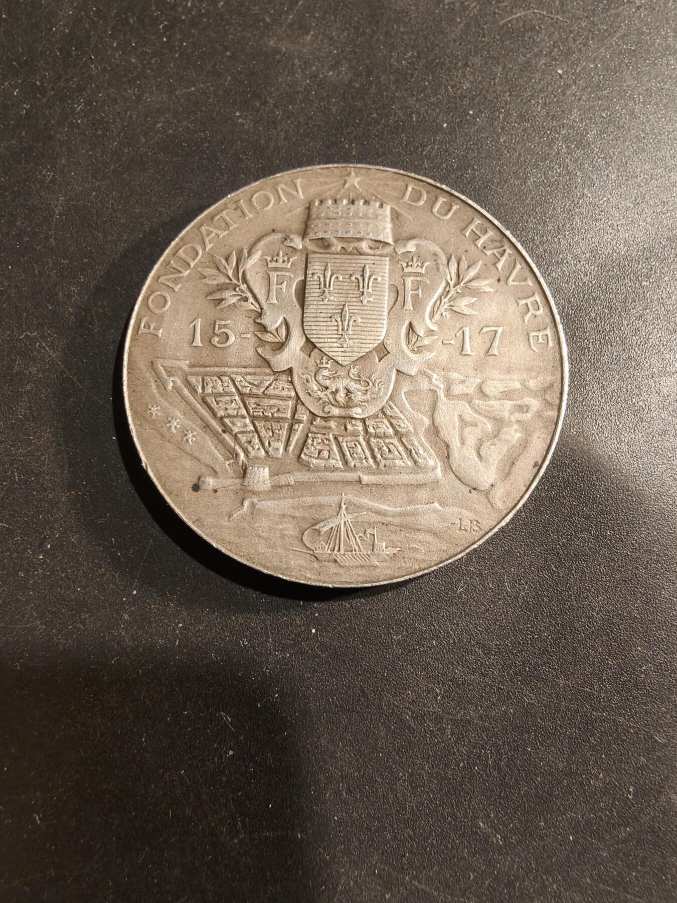 老王徽章第183期 法国勒阿弗尔商会大银章     带盒子，盒子卡扣不严    950银      大师波特作品      直径39mm     重量30.6g