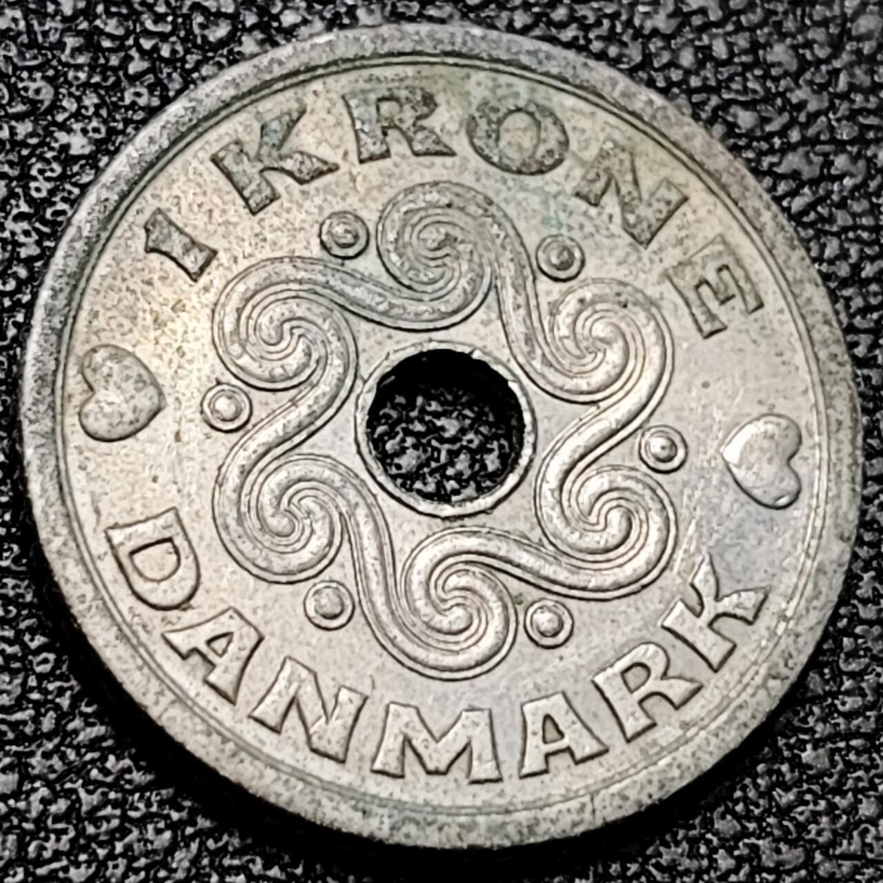 泉币菌-第193场- 新年第一场 新年快乐 本场拍品多 请提前出价 爱心币 1992 丹麦 1克朗中圆孔白铜硬币 20mm  皇冠