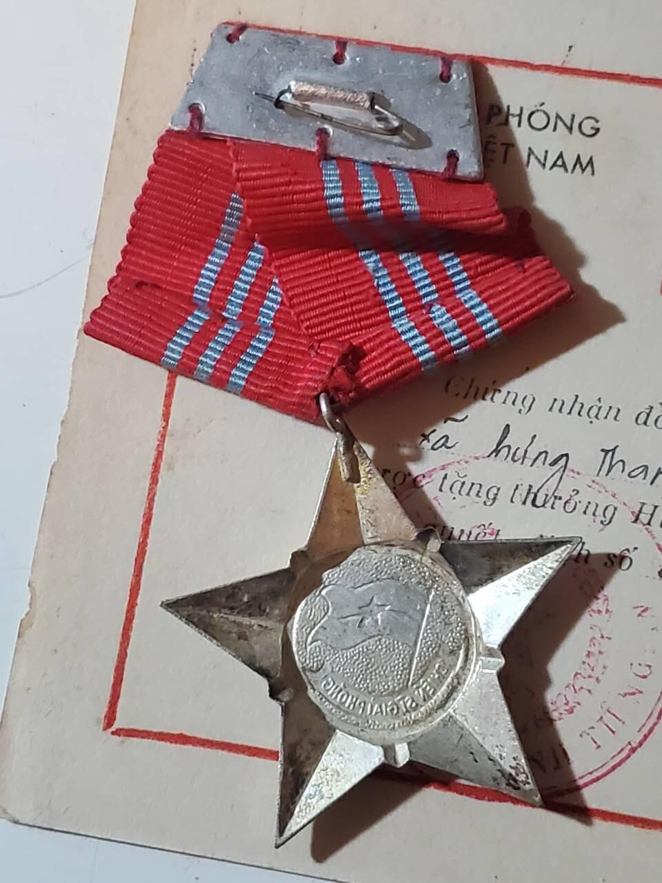 韵星假日军品类拍卖第42期 -- Rimey Holidays Militaria Auction 42 越南南方（越共）共和国一级解放战士勋章带证 早期白铜版本 越战战时