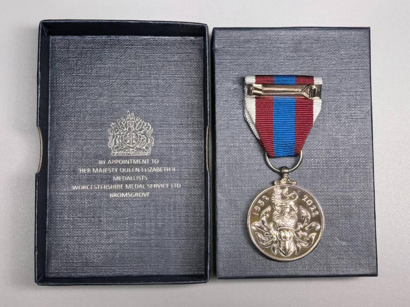 小驴勋章奖章收藏2月22日周日晚六点拍卖（珍爱和平，收藏战争，铭记历史，勿忘国耻，忠党爱国。有偿代拍，送拍规则在简介最后，参拍须阅读规则后再参拍，关系到运费包装发货时效真假辨别等关键信息，拍卖时不再发原图，看大图店主微信码在拍卖店铺介绍里） 英国伊丽莎白二世加冕70年奖章带盒，精制