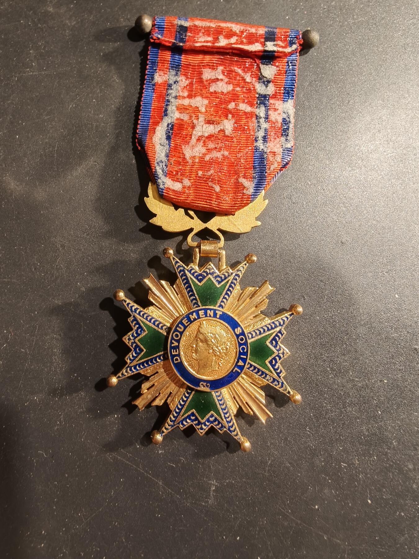 老王徽章第183期 法国骑士级社会奉献勋章    原盒    铜星勋饰