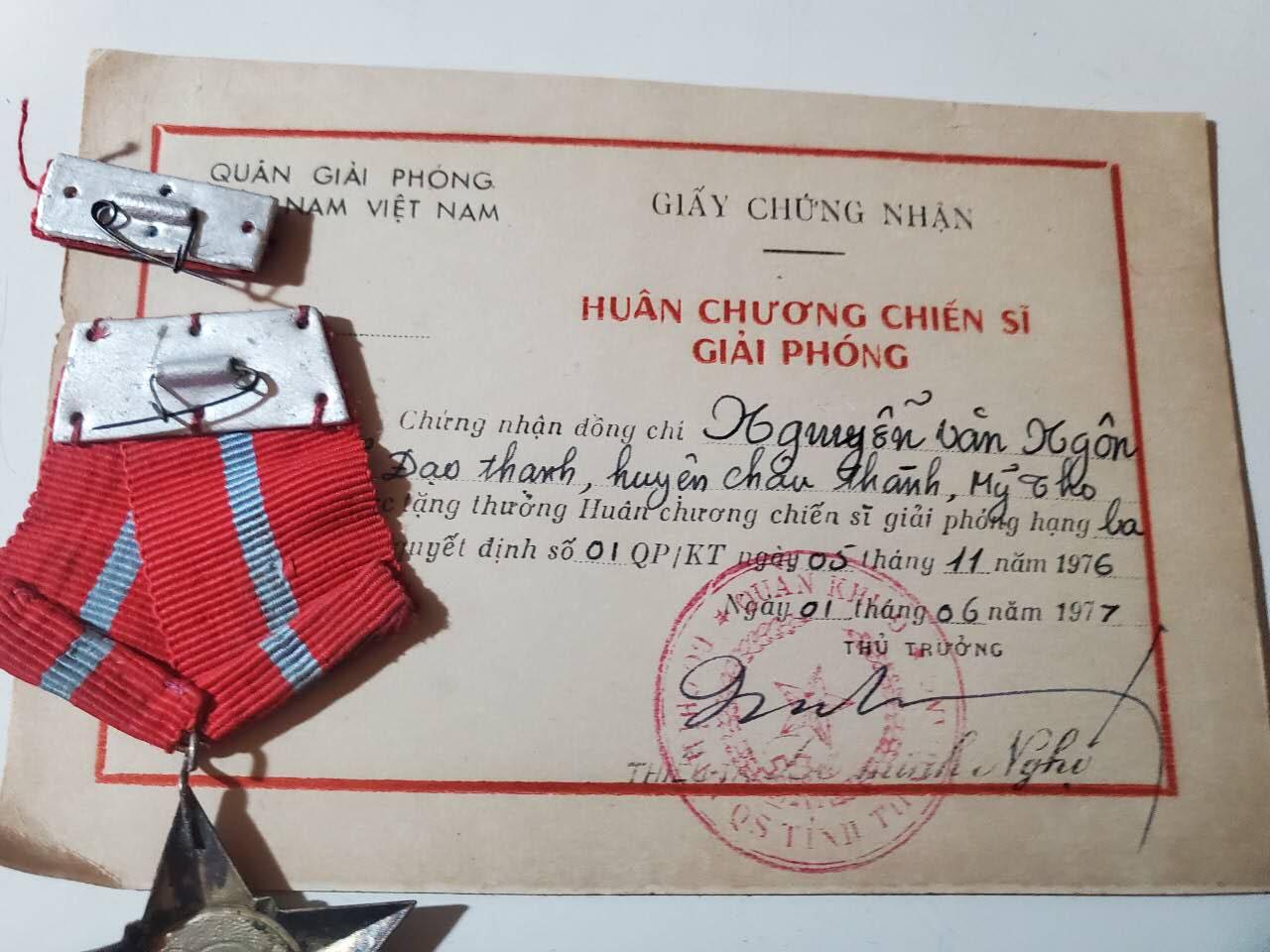 韵星假日军品类拍卖第42期 -- Rimey Holidays Militaria Auction 42 越南南方（越共）共和国三级解放战士勋章带证 早期白铜版本 越战战时