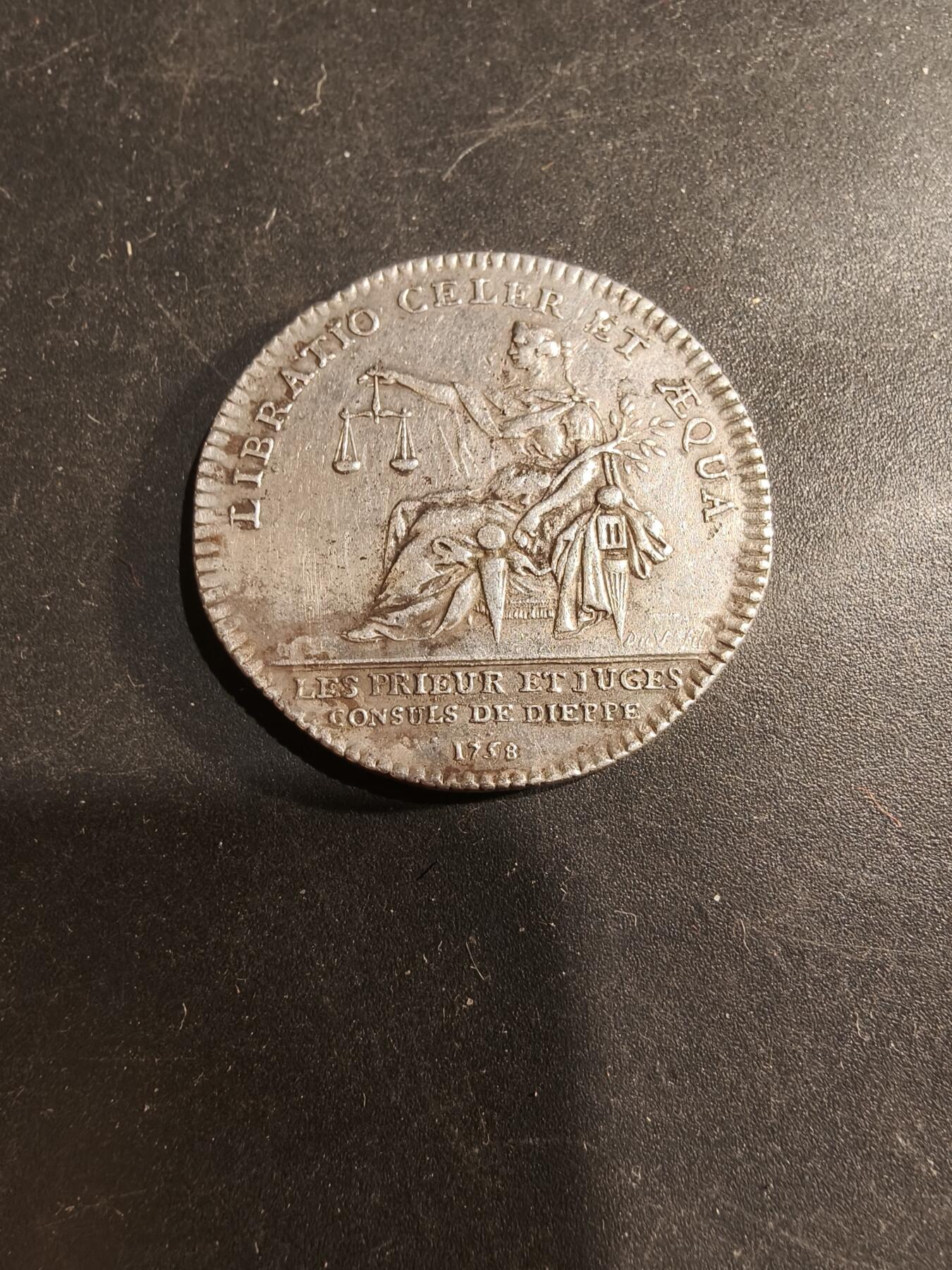 老王徽章第183期 法国1758年迪耶普商会银代币    950银     直径29mm    重量8.5g