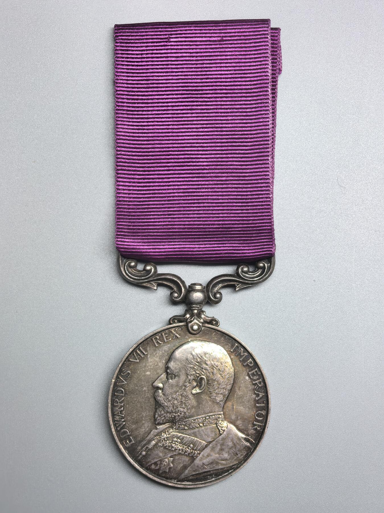 小驴勋章奖章收藏2月22日周日晚六点拍卖（珍爱和平，收藏战争，铭记历史，勿忘国耻，忠党爱国。有偿代拍，送拍规则在简介最后，参拍须阅读规则后再参拍，关系到运费包装发货时效真假辨别等关键信息，拍卖时不再发原图，看大图店主微信码在拍卖店铺介绍里） 英国爱德华版长期优秀服役章，银质，打有边铭