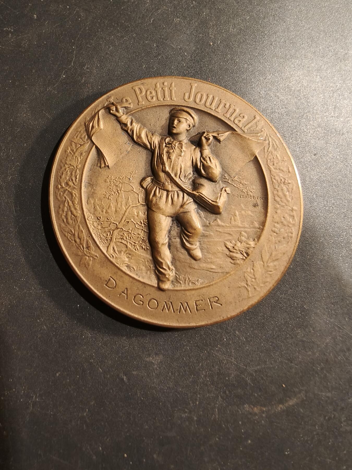 老王徽章第183期 法国1907年《小日报》“智力竞赛与问题大奖赛”大铜章      原盒，盒子卡扣不严     直径58mm    重量85.6g 