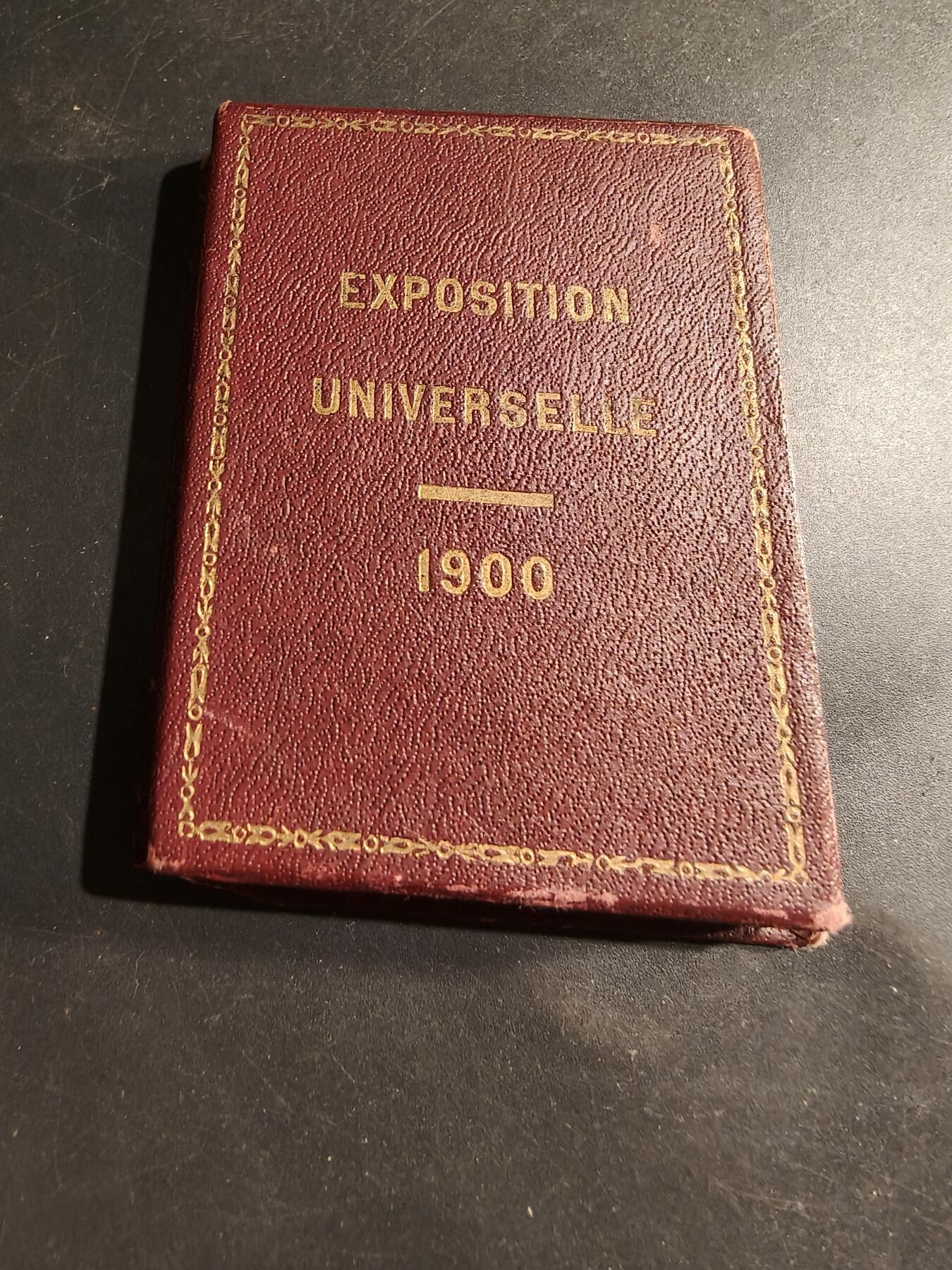 老王徽章第183期 法国巴黎1900国际博览会镀银方形大铜章      大师罗蒂作品     尺寸51×36mm     重量36.3g      原盒