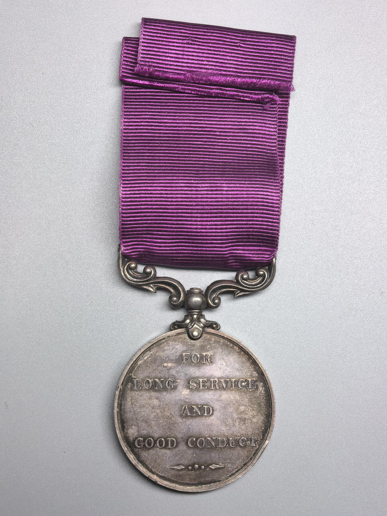 小驴勋章奖章收藏2月22日周日晚六点拍卖（珍爱和平，收藏战争，铭记历史，勿忘国耻，忠党爱国。有偿代拍，送拍规则在简介最后，参拍须阅读规则后再参拍，关系到运费包装发货时效真假辨别等关键信息，拍卖时不再发原图，看大图店主微信码在拍卖店铺介绍里） 英国爱德华版长期优秀服役章，银质，打有边铭