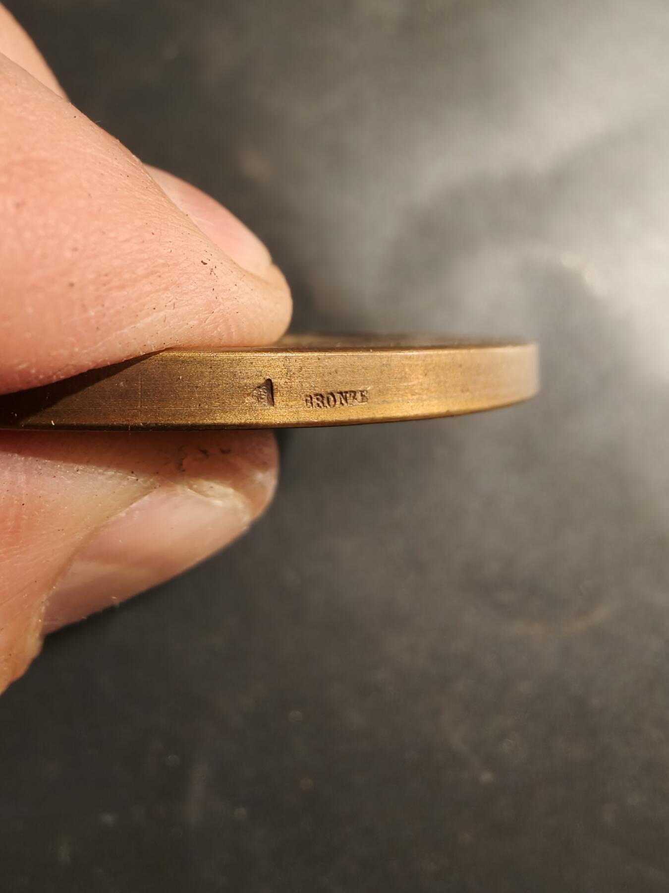 老王徽章第183期 法国1907年《小日报》“智力竞赛与问题大奖赛”大铜章      原盒，盒子卡扣不严     直径58mm    重量85.6g 