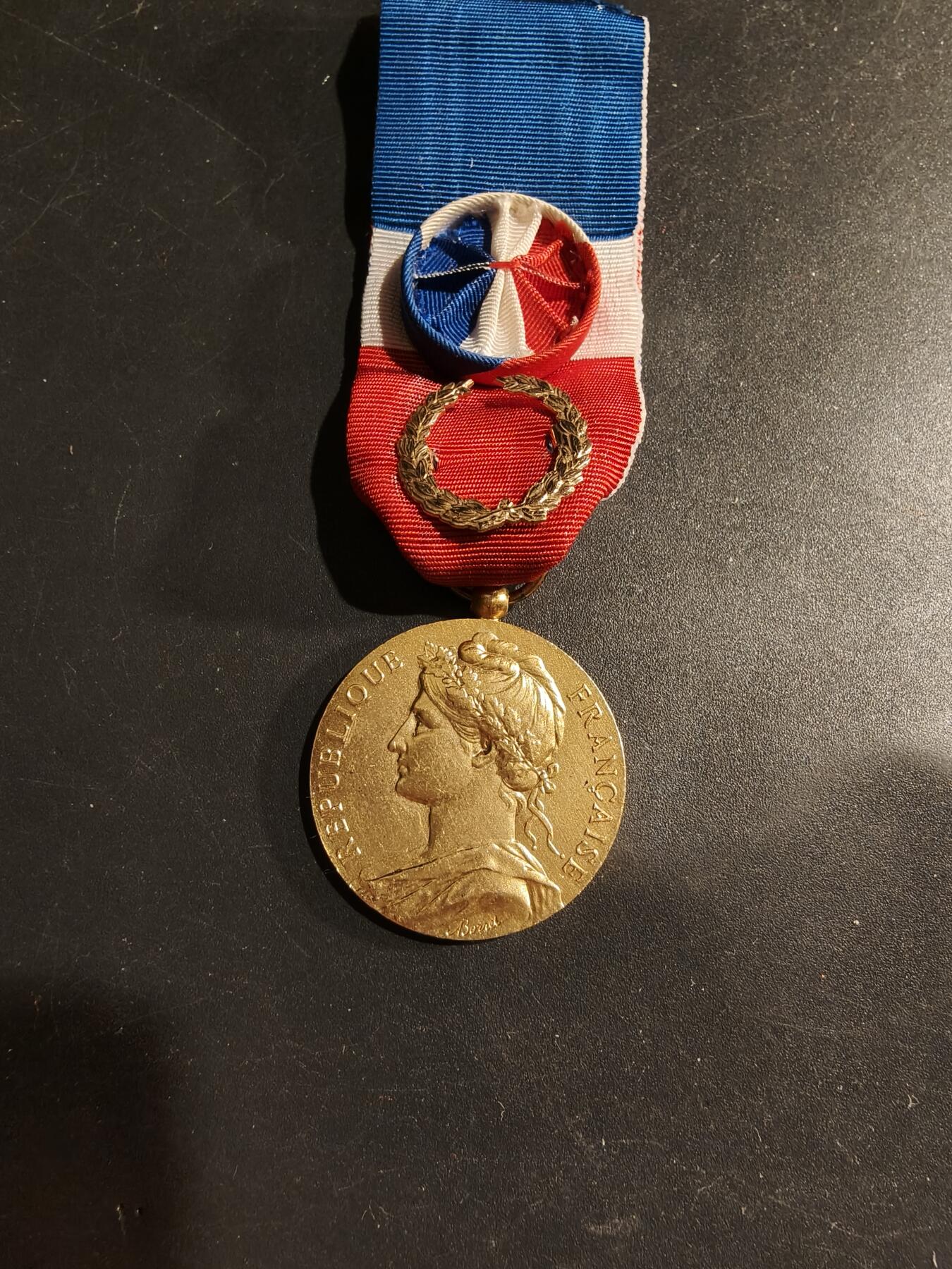 老王徽章第183期 法国金级劳工奖章    950银镀金   1958年实发   金花环勋饰   13.3g