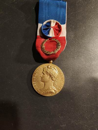 老王徽章第183期 - 法国金级劳工奖章    950银镀金   1958年实发   金花环勋饰   13.3g