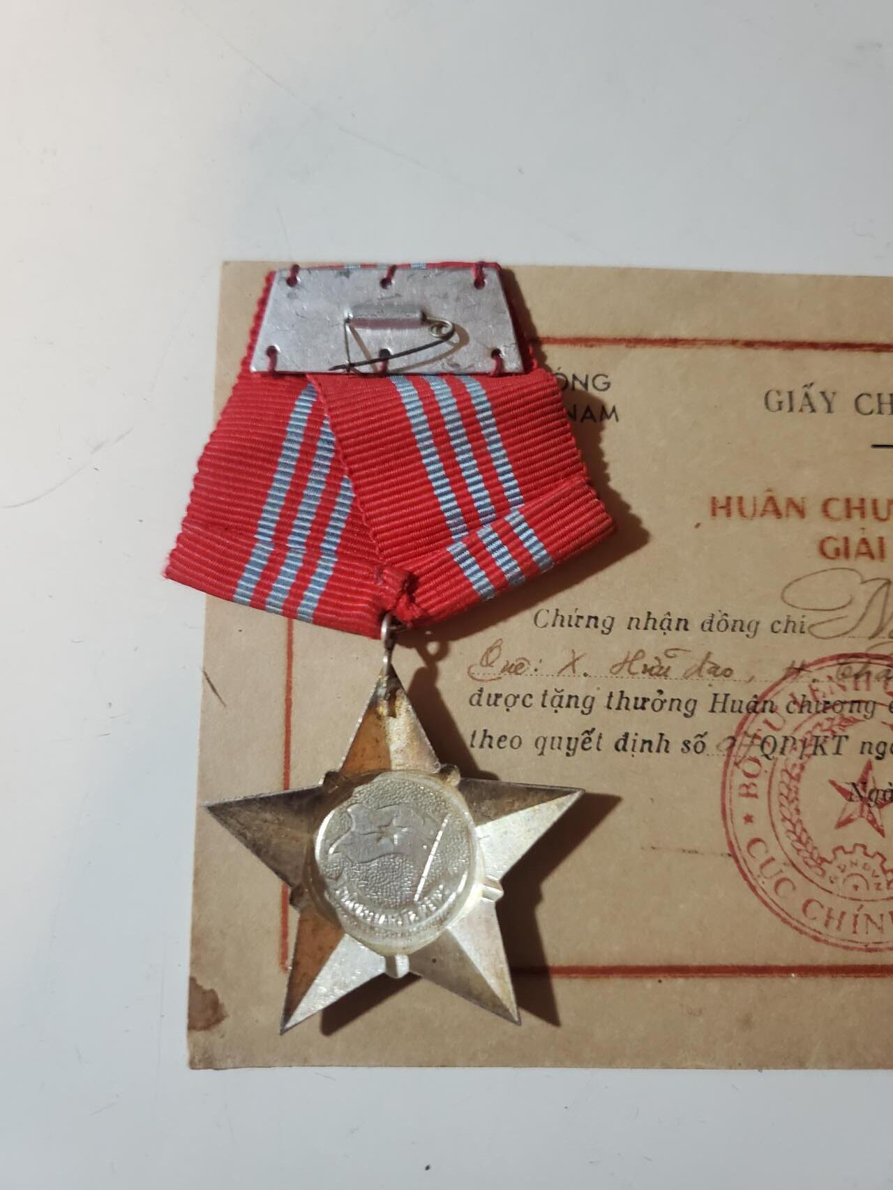 韵星假日军品类拍卖第42期 -- Rimey Holidays Militaria Auction 42 越南南方（越共）共和国一级解放战士勋章带证 早期白铜版本 越战战时