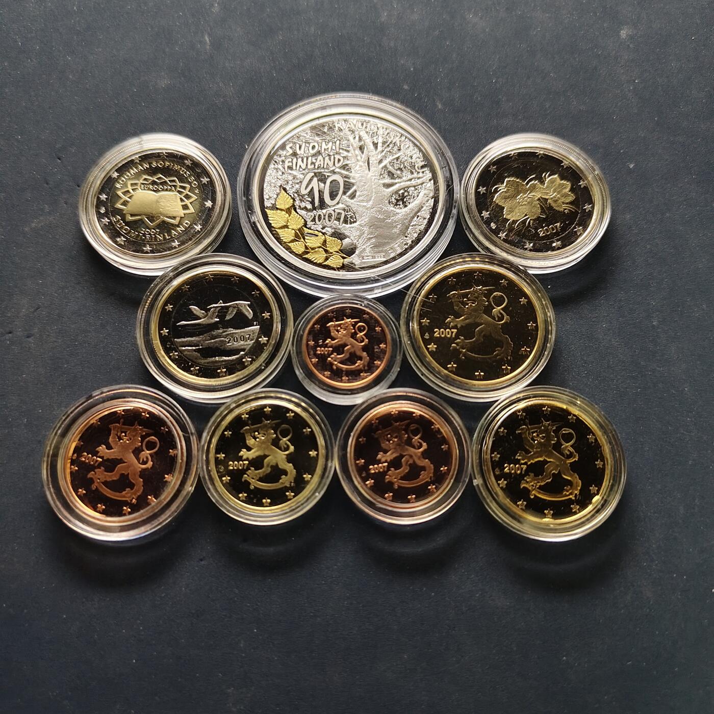 【全场包邮】纯粹捡漏拍505场 【稀少·银章】芬兰2007年官方年度流通精制套币-含2欧元精制纪念币（《罗马条约》50周年）+独立90周年彩色精制银章【20克92.5%】-盒证全-量2500