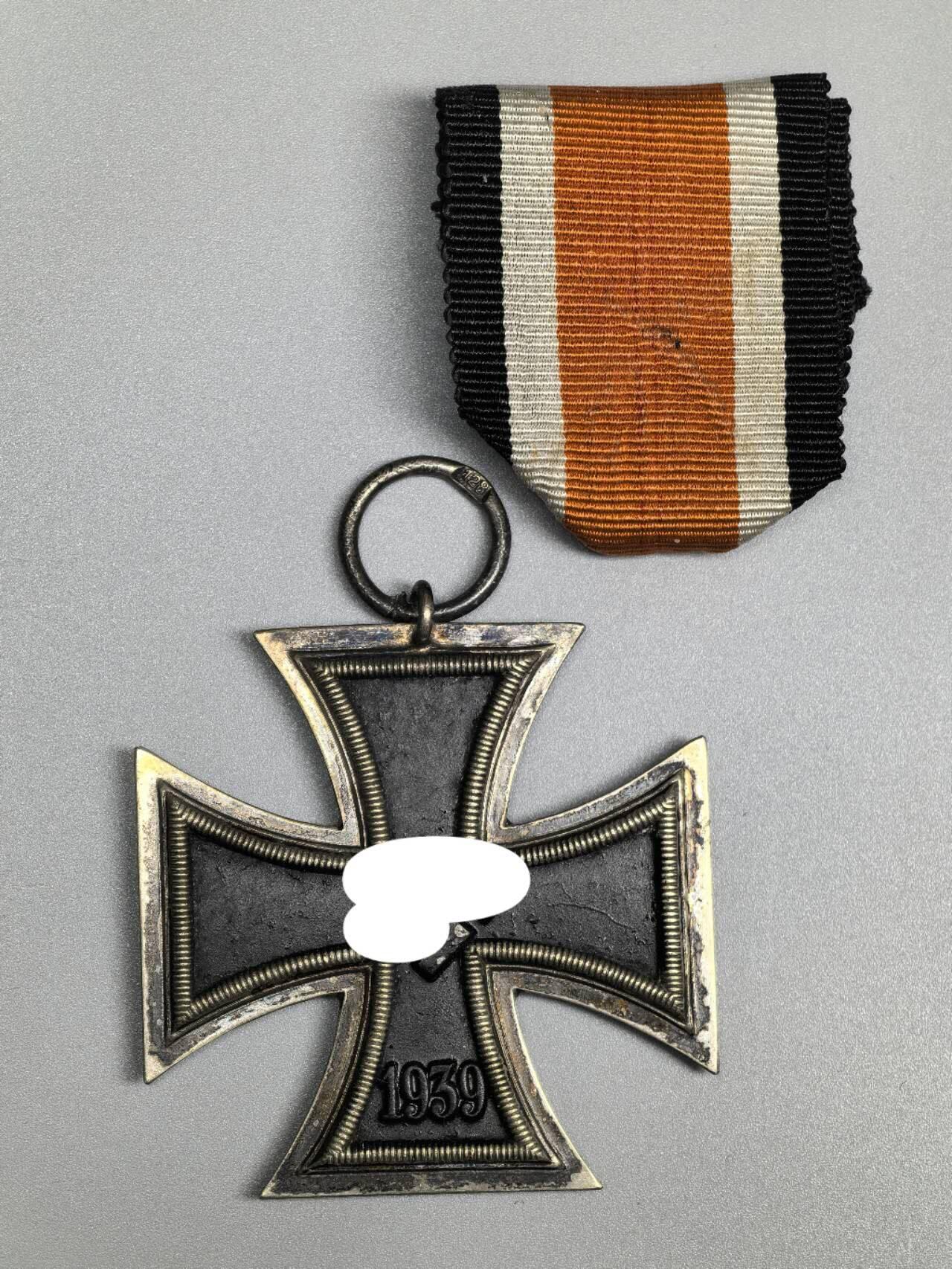 小驴勋章奖章收藏2月22日周日晚六点拍卖（珍爱和平，收藏战争，铭记历史，勿忘国耻，忠党爱国。有偿代拍，送拍规则在简介最后，参拍须阅读规则后再参拍，关系到运费包装发货时效真假辨别等关键信息，拍卖时不再发原图，看大图店主微信码在拍卖店铺介绍里） 得三EKII，铁质核心黑漆，环打128厂标，漆面有修补