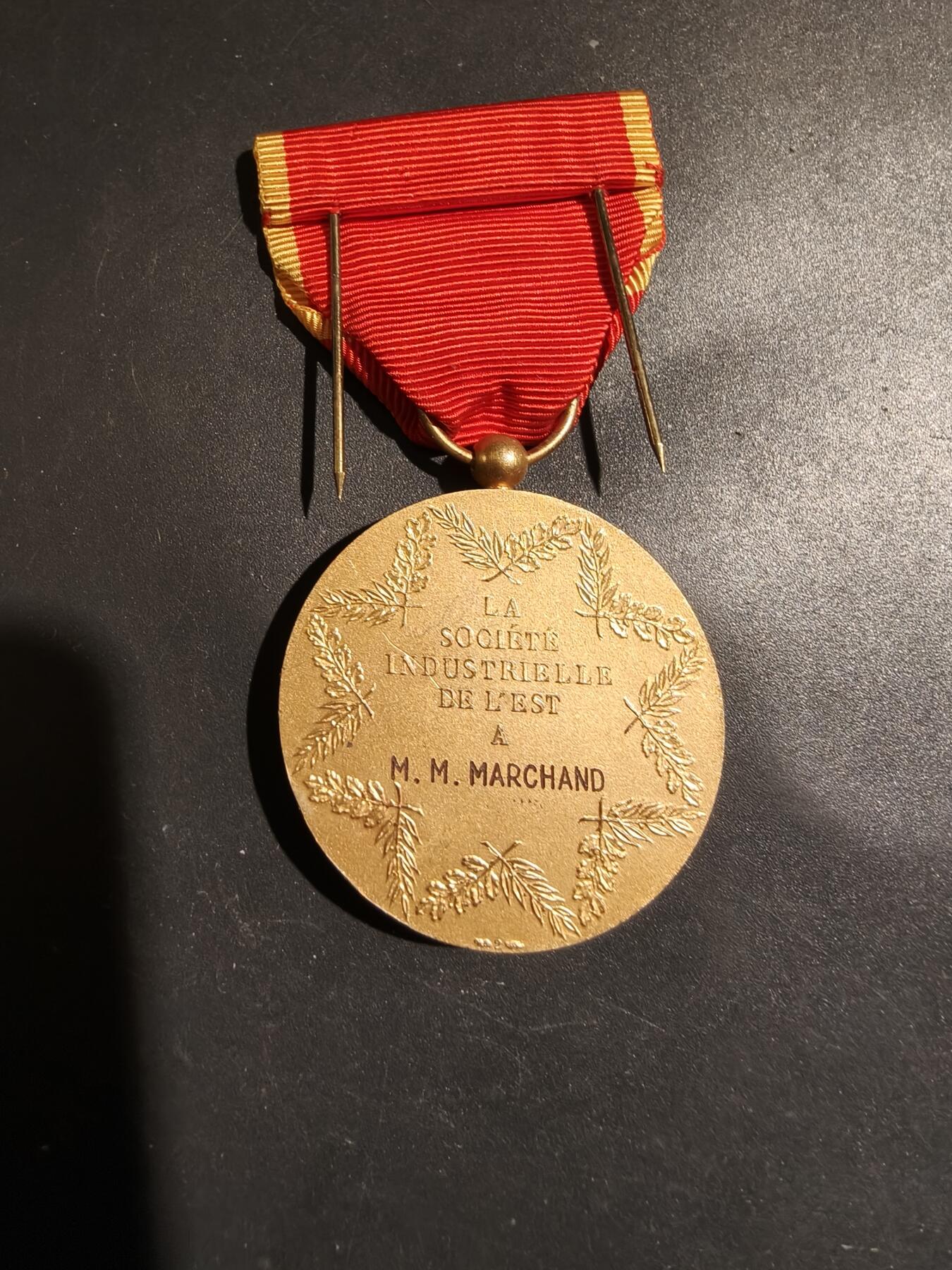 老王徽章第183期 法国金级东方工业协会奖章    800银镀金    29.5g