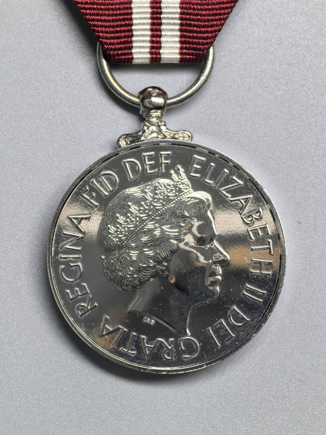 小驴勋章奖章收藏2月22日周日晚六点拍卖（珍爱和平，收藏战争，铭记历史，勿忘国耻，忠党爱国。有偿代拍，送拍规则在简介最后，参拍须阅读规则后再参拍，关系到运费包装发货时效真假辨别等关键信息，拍卖时不再发原图，看大图店主微信码在拍卖店铺介绍里）  英国伊丽莎白二世加冕60年奖章带盒，精制